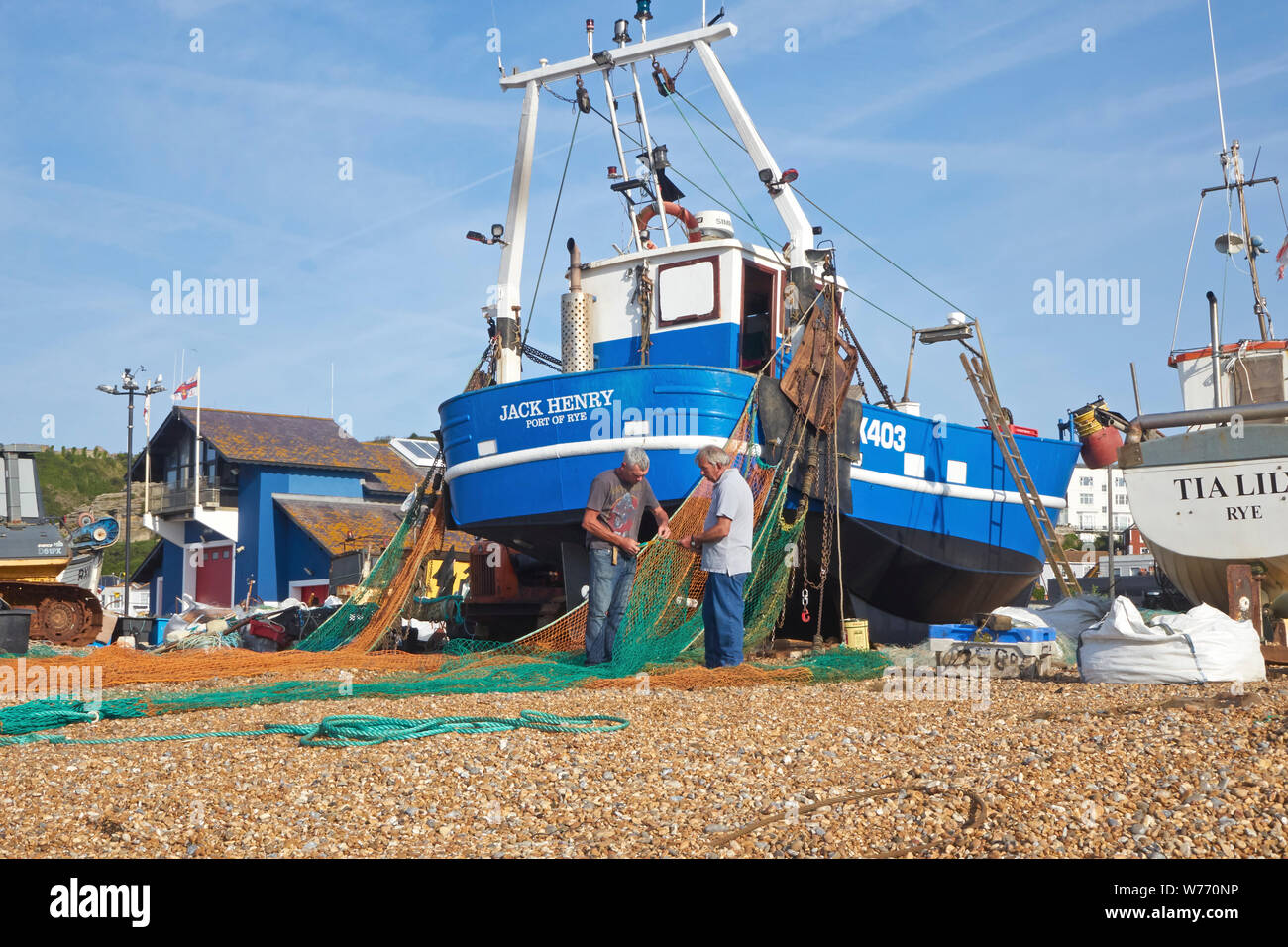 Filets de pêcheurs Hastings raccommodage sur la vieille ville de Stade, Rock-a-Nore, East Sussex, UK Banque D'Images