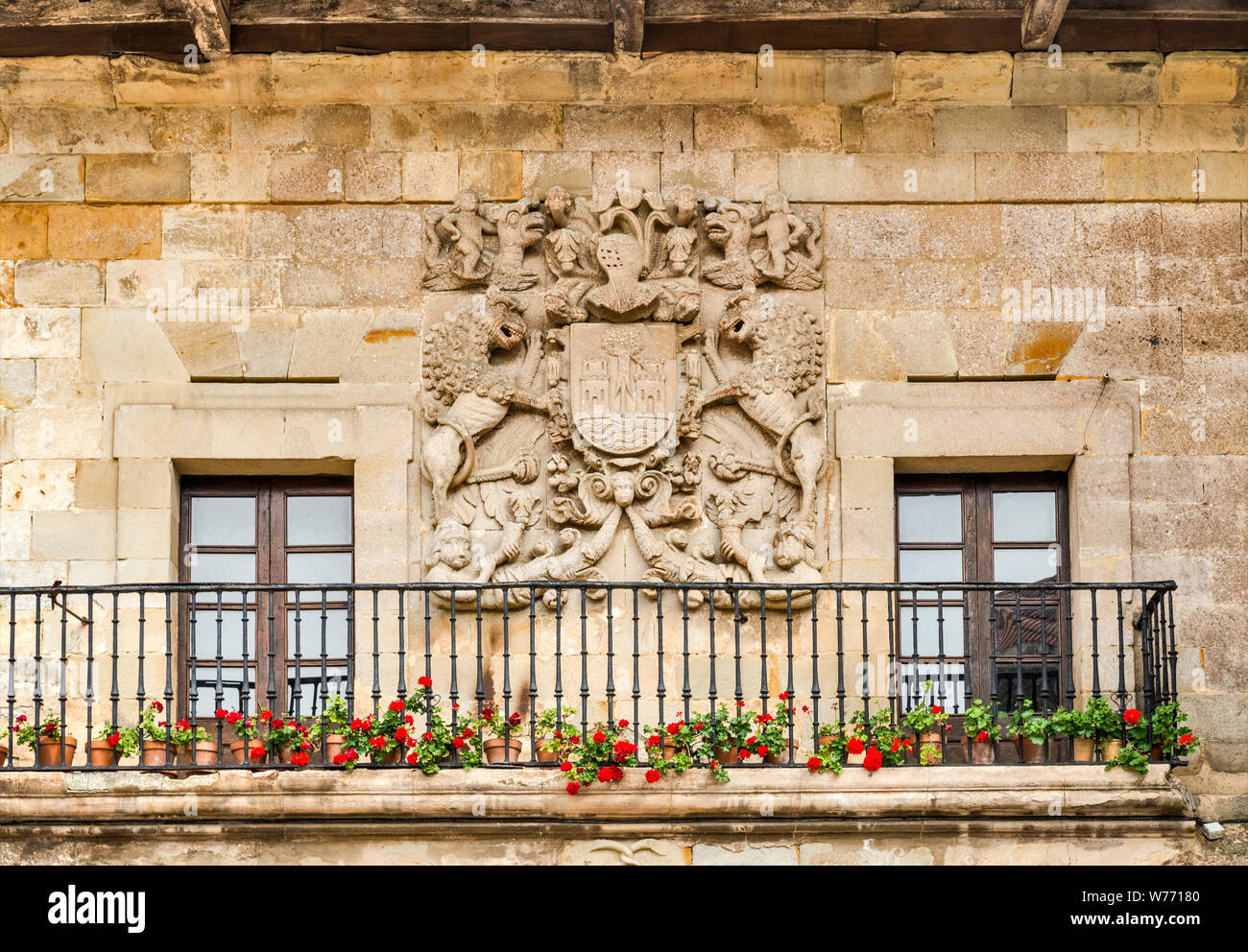 Armoiries de maison des propriétaires sculptés sur mur de la ville médiévale de Santillana del Mar, Cantabria, ESPAGNE Banque D'Images