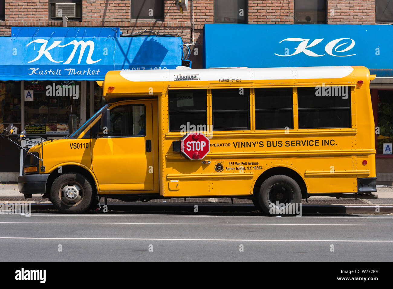 Autobus scolaire jaune, vue d'un autobus scolaire stationné dans la 8e Avenue, New York City, USA. Banque D'Images