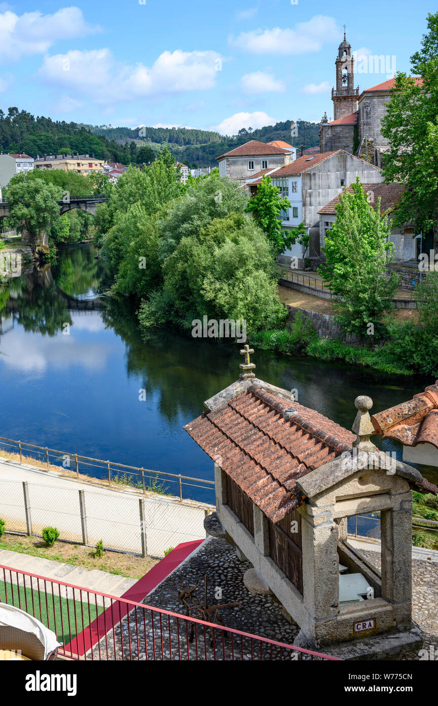 La ville de Ribadavia sur la confluence de la rivière Avia et la rivière Mino dans la province d'Ourense, Galice, Espagne Banque D'Images