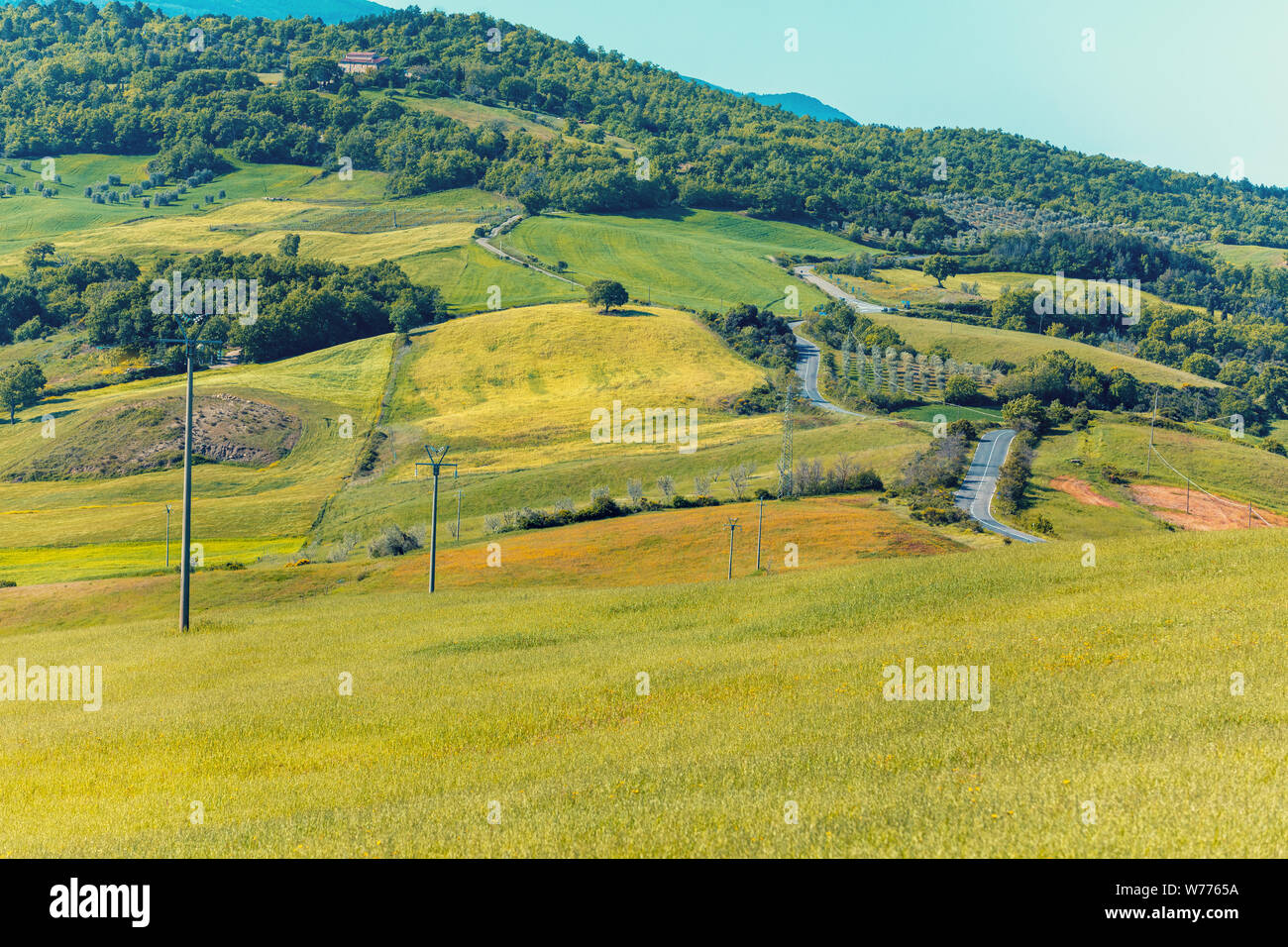 Beau paysage, printemps nature. Paysage de montagne. Vue de dessus de champs ensoleillés sur les collines de Toscane, Italie Banque D'Images