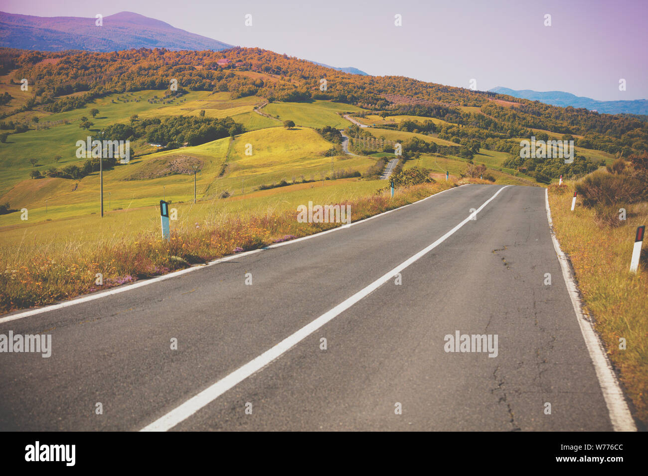 Beau paysage, printemps nature. Vue sur le champs ensoleillés en Toscane à partir de la route, Italie Banque D'Images