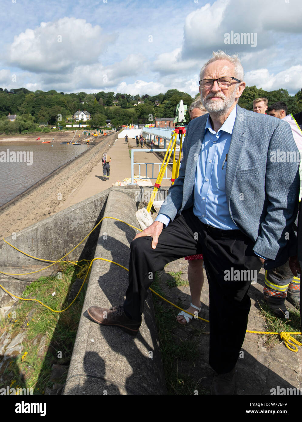 Leader du travail Jeremy Corbyn regarde le Toddbrook réservoir qui a été endommagée par les fortes pluies, au cours d'une visite au village de Whaley Bridge dans le Derbyshire. Banque D'Images