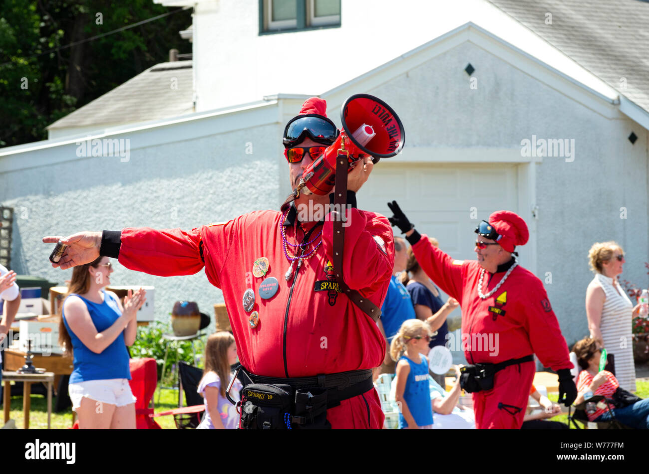 Mendota, Minnesota/USA - Juillet 13, 2019 : Vulcan Krewe of Saint Paul entretient la tradition du Carnaval de spectateurs au défilé annuel de Mendota Jours. Banque D'Images