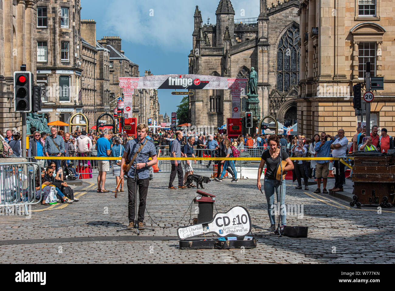 EDINBURGH, Ecosse, Royaume-Uni. 4 Août, 2019. Amuseurs publics et acteurs divertir le public et la publicité de leurs salons à Edinburgh's Royal Mile à Banque D'Images
