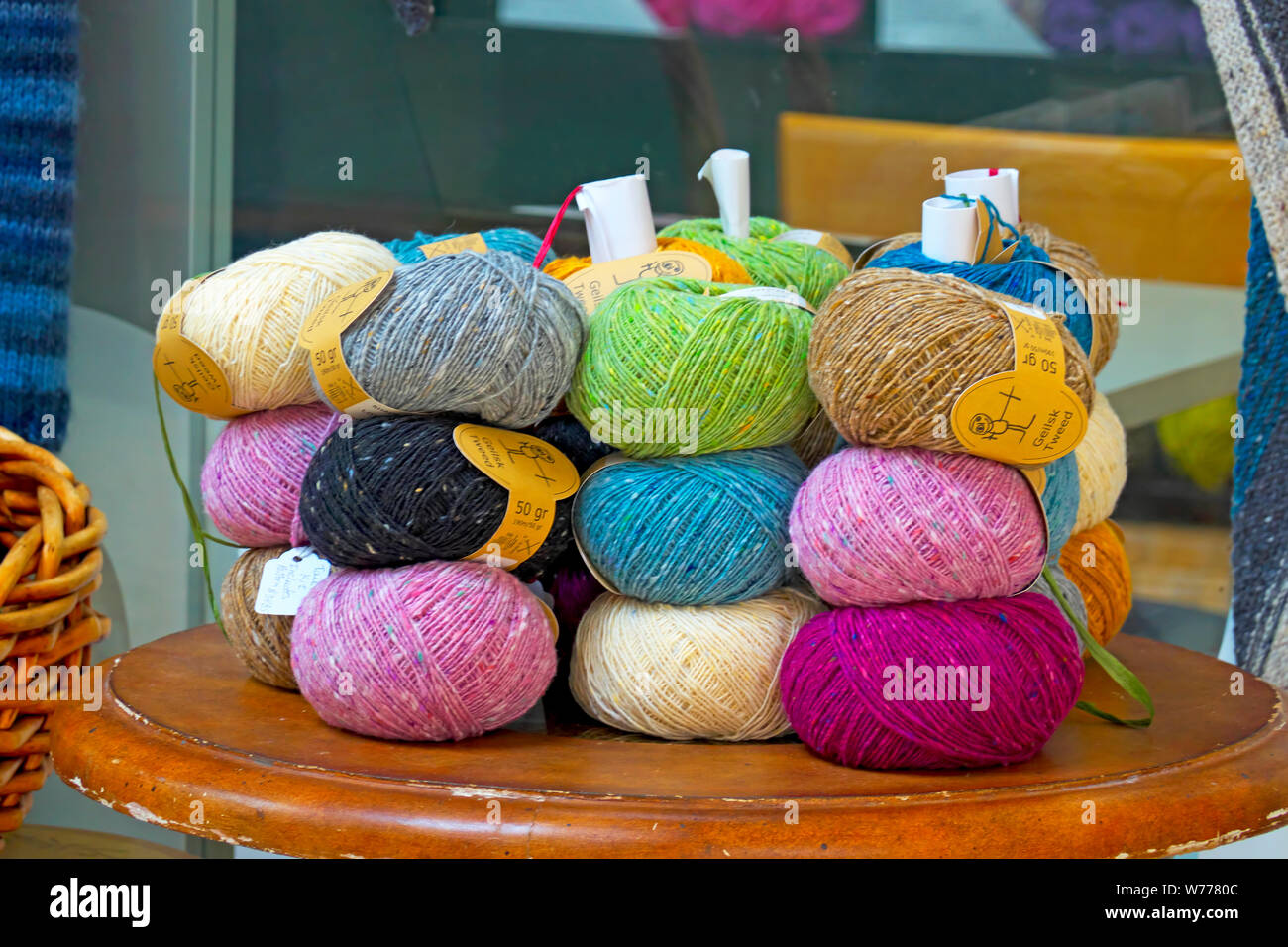Boules colorées 50gm de Geilsk tweed laine laine empilés sur une table à la foire artisanale de River Market, New Westminster, British Columbia, Canada Banque D'Images