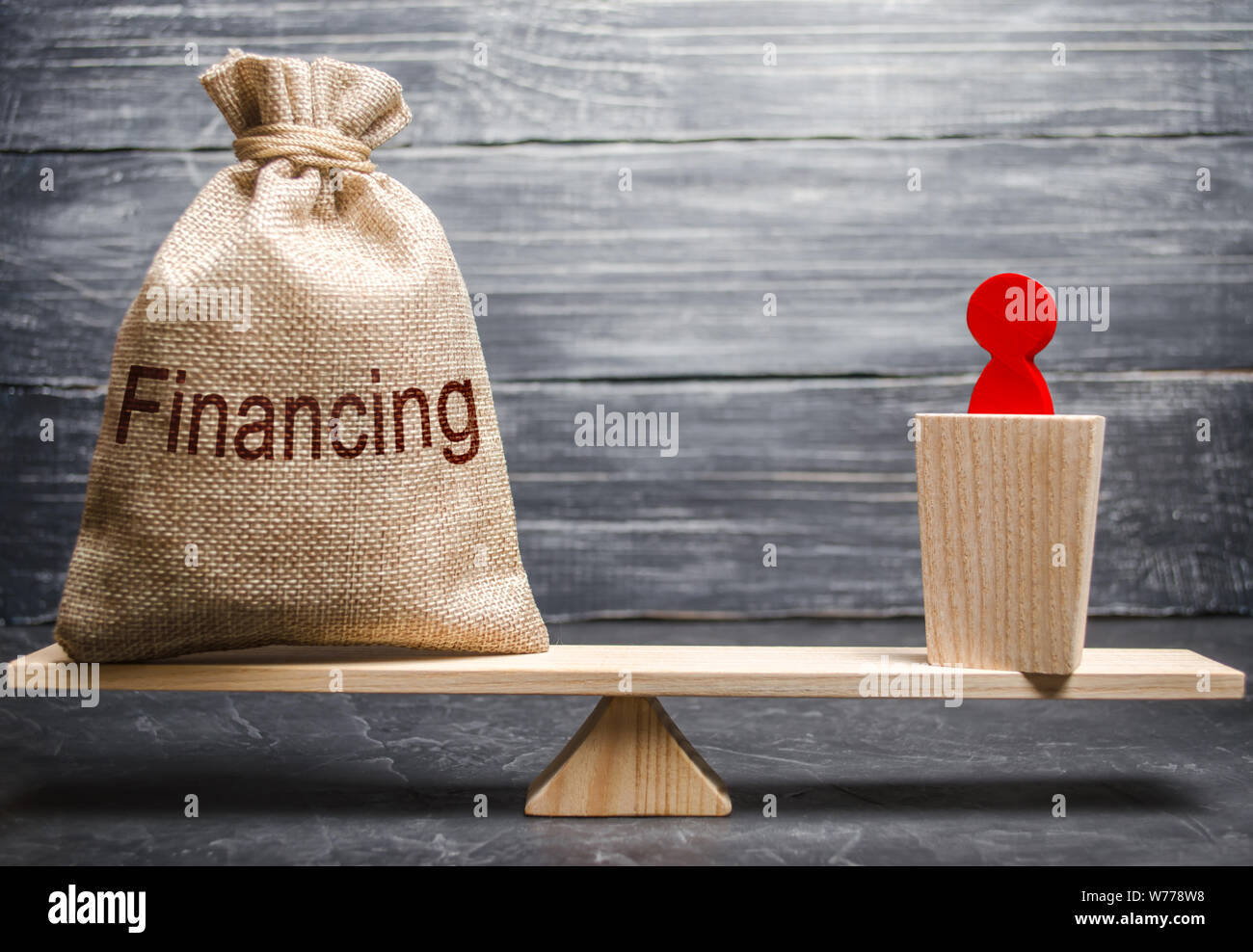 Un homme politique et un financement du sac sur la balance. Concept d'appui aux candidats. Le populisme. Parrainage d'une campagne politique, lobbying. Dans l'invasion Banque D'Images