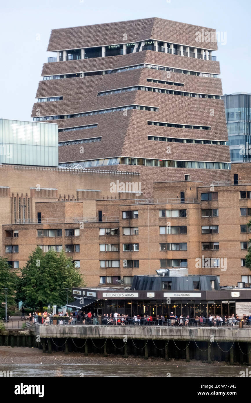 Londres, Royaume-Uni. 4e août 2019. Photo prise le 4 août 2019 montre l'extérieur de la Tate Modern Museum à Londres, Grande-Bretagne. Selon BBC, un garçon de six ans a été lancé cinq étages d'un dixième étage, plate-forme d'observation au Tate Modern Museum de Londres, a annoncé la police. Un garçon de 17 ans a été arrêté, soupçonné de tentative de meurtre. Crédit : Ray Tang/Xinhua/Alamy Live News Banque D'Images