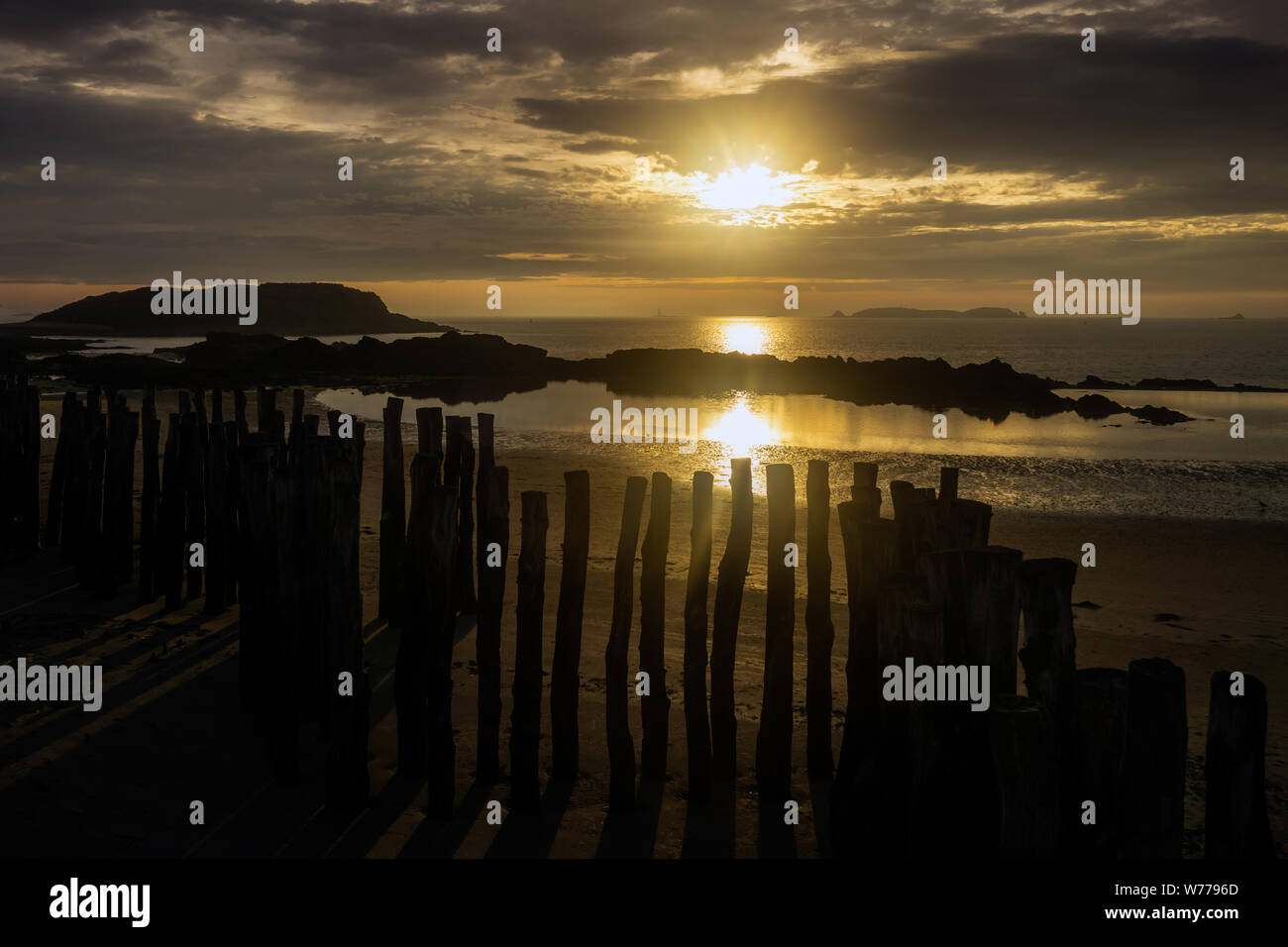 St Malo coucher de paysage. Soleil sur la plage de l'Eventail le long des remparts de la vieille ville, Bretagne, France. Banque D'Images
