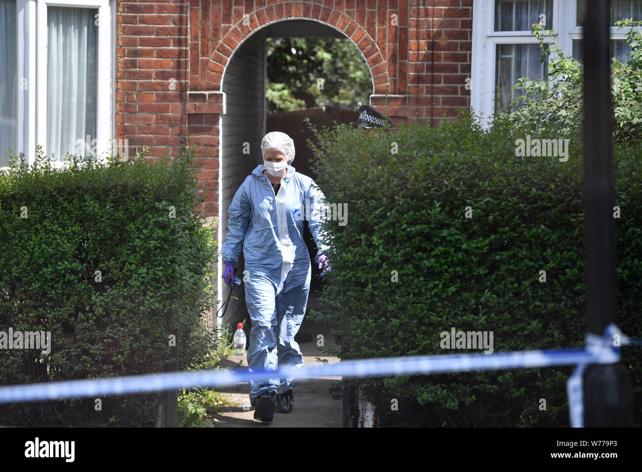 Les officiers judiciaires dans les jardins de Waltheof à Tottenham, au nord de Londres après un 89-year-old woman a été trouvée assassinée dans sa propre maison. Banque D'Images