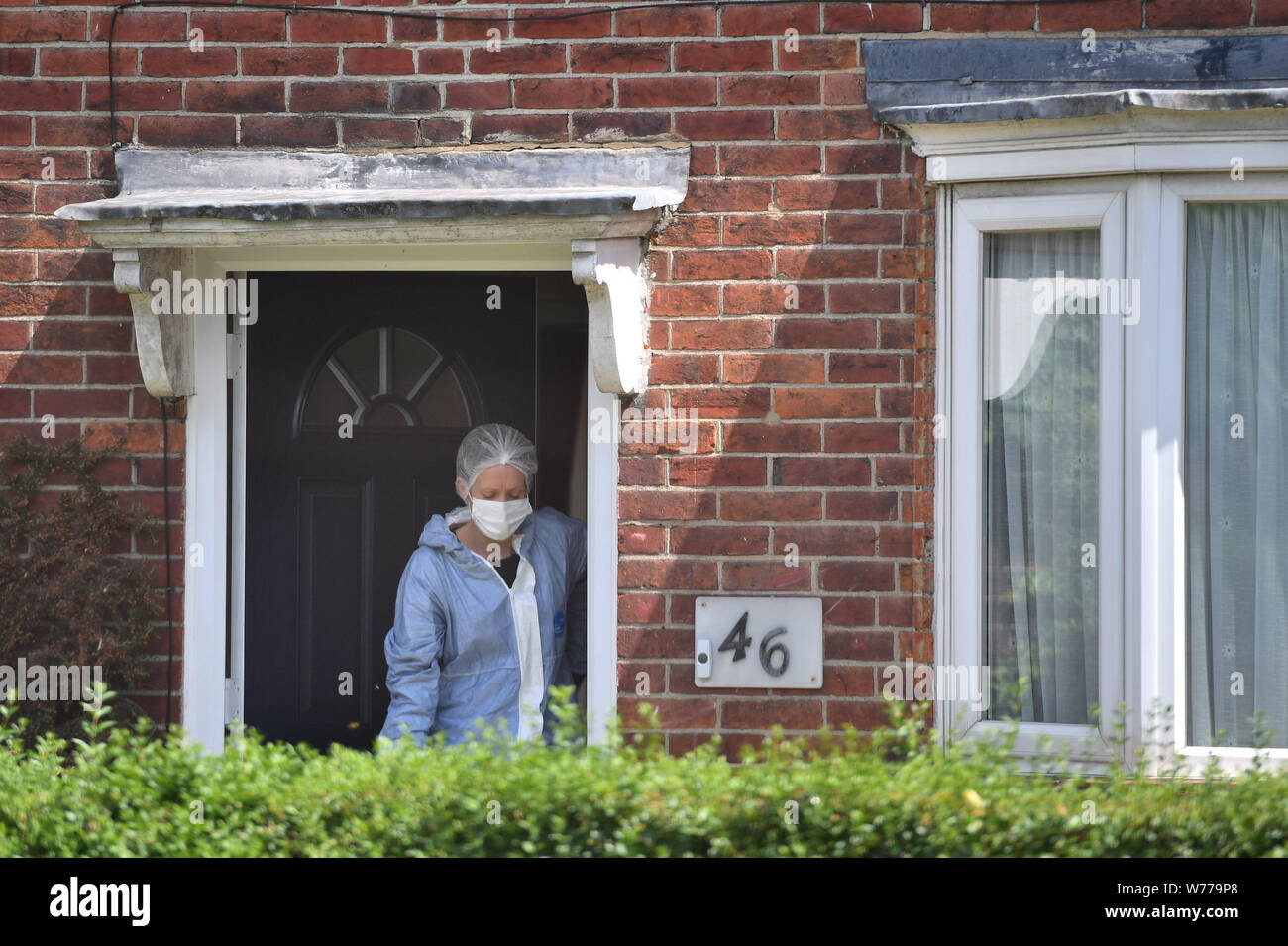Les officiers judiciaires dans les jardins de Waltheof à Tottenham, au nord de Londres après un 89-year-old woman a été trouvée assassinée dans sa propre maison. Banque D'Images