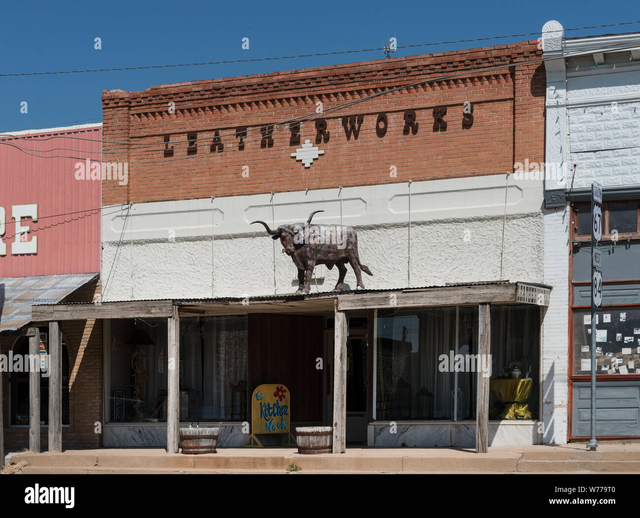 Une boutique de cuir avec un symbole de la publicité sur le toit de son feuillage au centre-ville de Santa Anna, une ville dans le comté de Coleman dans le centre du Texas Description physique : 1 photographie : numérique, tiff, la couleur. Notes : Titre, date et mots-clés basés sur les informations fournies par le photographe. ; Don ; l'Lyda Hill Foundation ; 2014 ; (DLC/PP-2014:054). ; fait partie de : Lyda Hill Texas Collection de photographies dans l'Amérique de Carol M. Highsmith dans le projet Carol M. Highsmith Archive. ; Banque D'Images