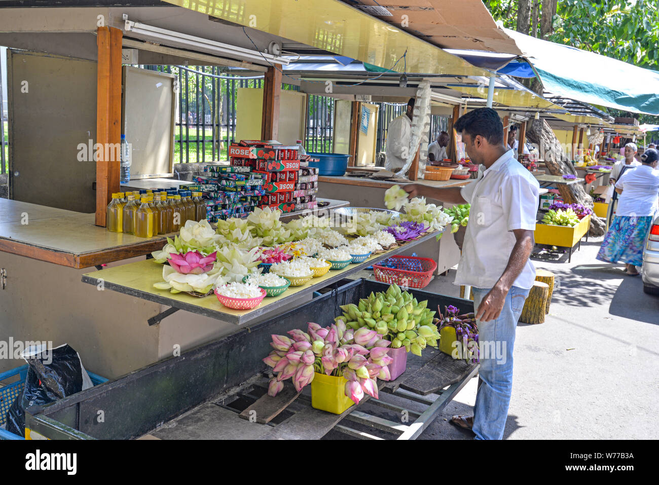 Kandy, Sri Lanka - 6 juillet 2016 : vendeur de rue, la vente de fleurs près du Temple de la dent Banque D'Images