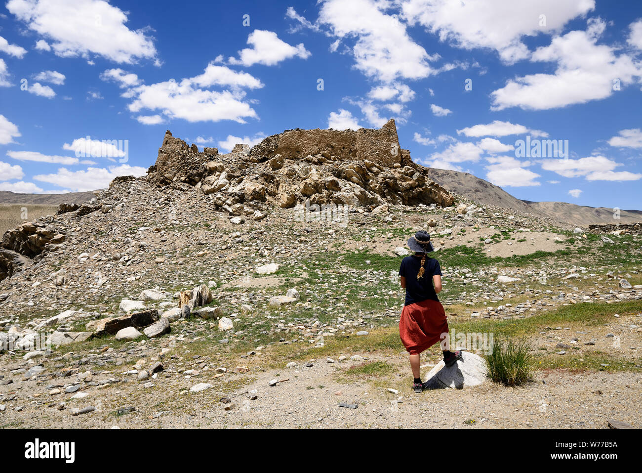 Vue sur la vallée de Shakhdara à distance dans les montagnes du Pamir, au Tadjikistan, Ruines ancienne forteresse, l'Asie centrale. Banque D'Images