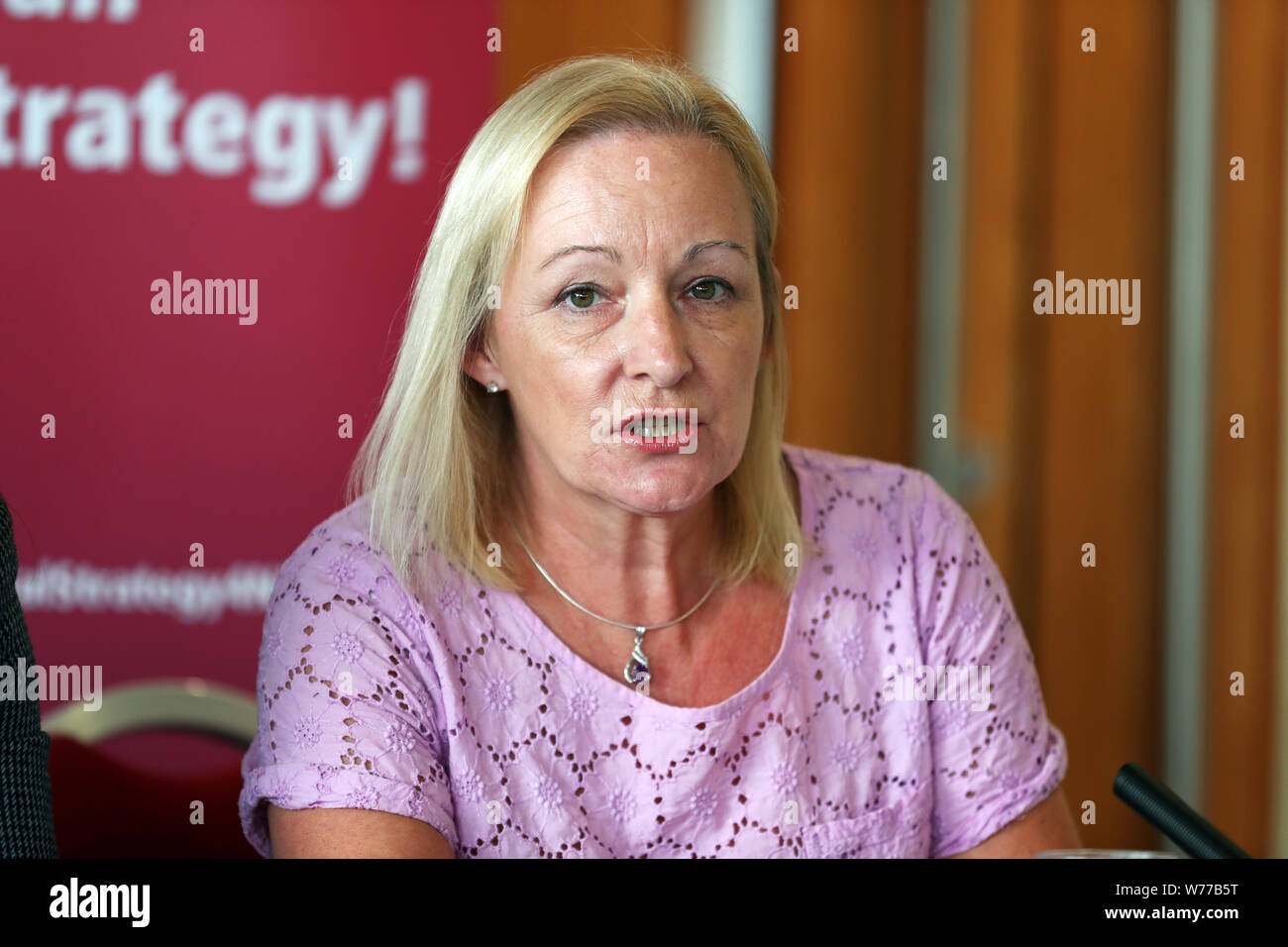 Denise Walker de le syndicat GMB discuter du chantier naval à Belfast le bâtiment unissent à Belfast, en tant que travailleurs ont maintenu un manifestation aux portes du chantier naval historique pour une semaine dans l'espoir d'un accord de dernière minute pour l'enregistrer d'entrer dans l'administration. Banque D'Images