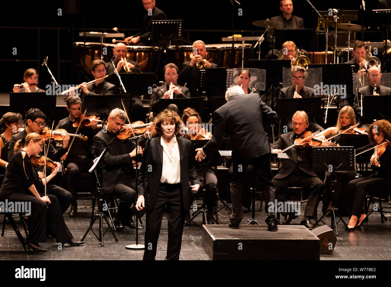 Jane Birkin sur scène avec l'Orchestre de Cannes à l'occasion du "Gainsbourg symphonique" concert au grand auditorium du Palais des F Banque D'Images