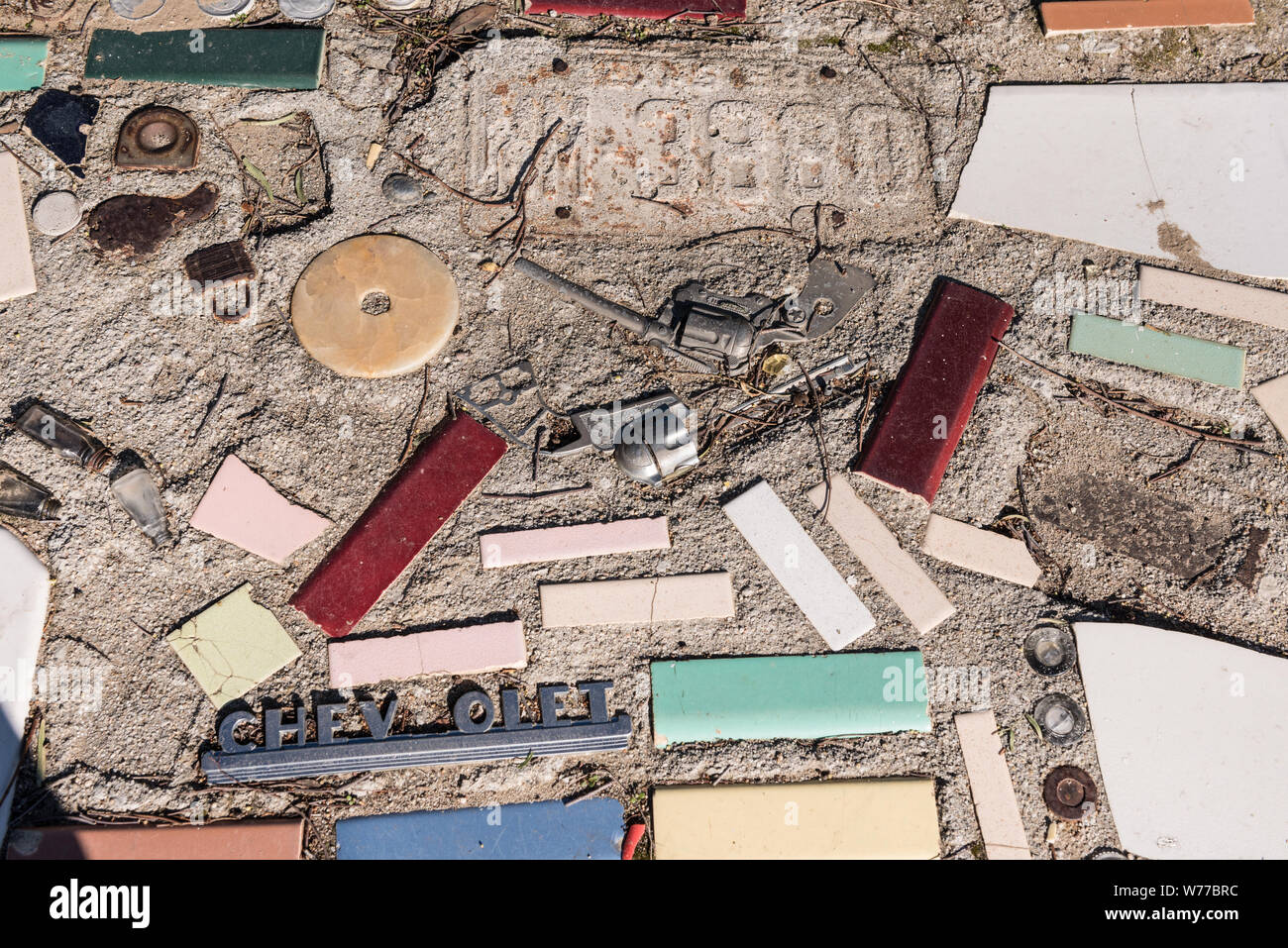 Une partie de la mosaïque trottoir qui serpente à travers le Village de Grand-mère Prisbrey Bouteille à Simi Valley, Californie Description physique : 1 photographie : numérique, tiff, la couleur. Notes : Titre, date et mots-clés fournis par le photographe. ; Banque D'Images