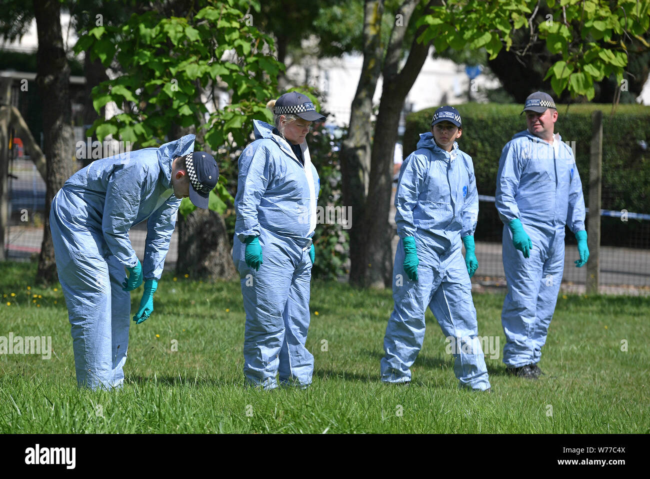 La recherche des agents de police dans les jardins de Waltheof Tottenham, au nord de Londres après un 89-year-old woman a été trouvée assassinée dans sa propre maison. Banque D'Images