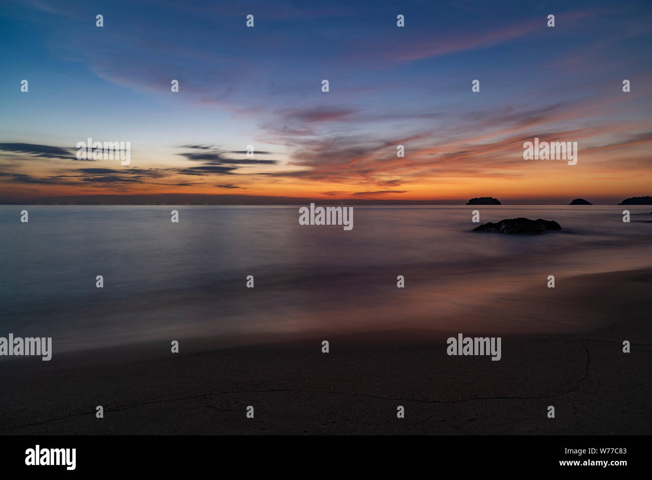 Magnifique coucher de soleil sur la côte. Koh Chang, Thaïlande plage solitaire. Banque D'Images