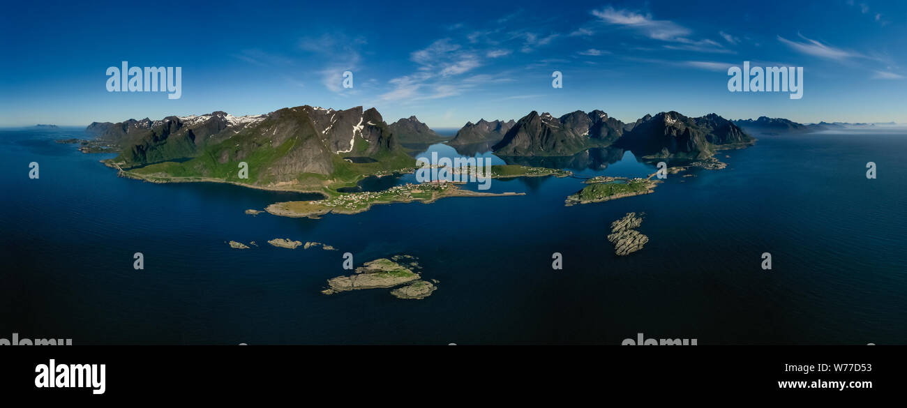 Lofoten Panorama est un archipel dans le comté de Nordland, en Norvège. Est connu pour un paysage caractéristique avec des montagnes et des pics, une mer ouverte Banque D'Images
