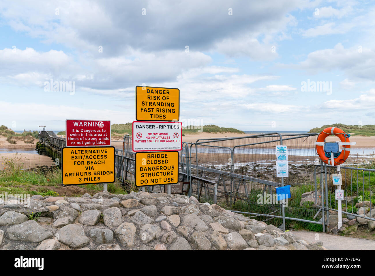 East Beach, Lossiemouth, Moray, Ecosse, Royaume-Uni. 5 Août, 2019. Cela montre l'affichage et des gens ignorant re la fermeture du pont en raison de dommages structurels. Le pont est le passage à l'une des plages les plus achalandés du Moray en regard de tous les magasins, cafés et glaces. Le pont sera fermé pendant un certain temps. Crédit :- JASPERIMAGE/AlamyLiveNews Banque D'Images