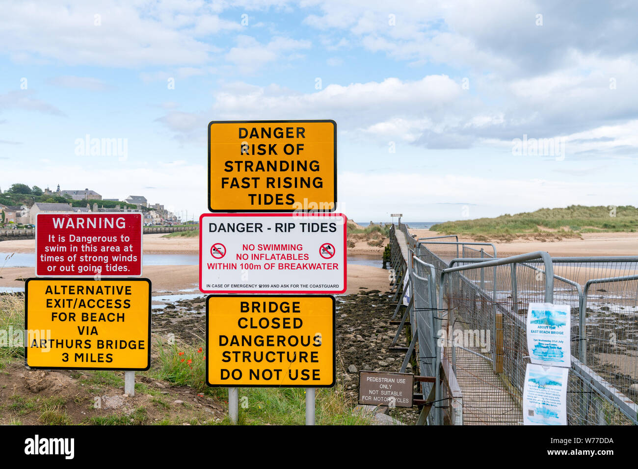 East Beach, Lossiemouth, Moray, Ecosse, Royaume-Uni. 5 Août, 2019. Cela montre l'affichage et des gens ignorant re la fermeture du pont en raison de dommages structurels. Le pont est le passage à l'une des plages les plus achalandés du Moray en regard de tous les magasins, cafés et glaces. Le pont sera fermé pendant un certain temps. Crédit :- JASPERIMAGE/AlamyLiveNews Banque D'Images