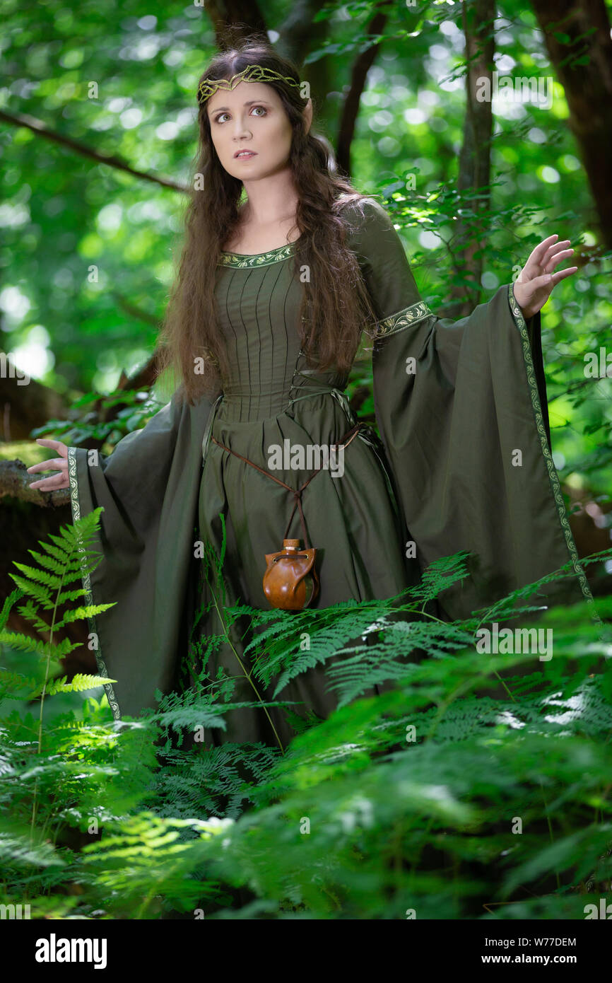 Femme elfe dans une robe verte dans la forêt Photo Stock - Alamy