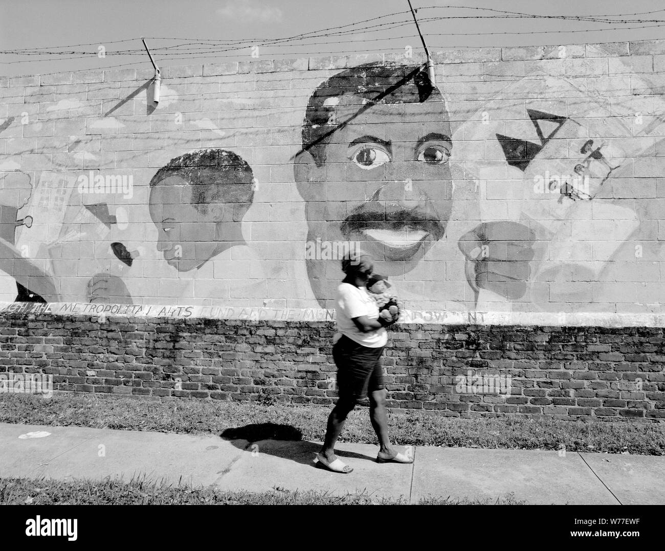 Une femme et enfant passer une peinture murale de quartier à la Nouvelle Orléans, Louisiane Description physique : 1 la transparence : n&b ; 4 x 5 in. ou moins. Notes : Titre, date et mots-clés fournis par le photographe. ; Digital image produite par Carol M. Highsmith pour représenter son film original de la transparence ; certains détails peuvent différer entre le film et les images numériques. ; fait partie de la série sélectionne dans le Carol M. Highsmith Archive. ; et l'achat de cadeaux ; Carol M. Highsmith ; 2011 ; (DLC/PP-2011:124). ; Banque D'Images