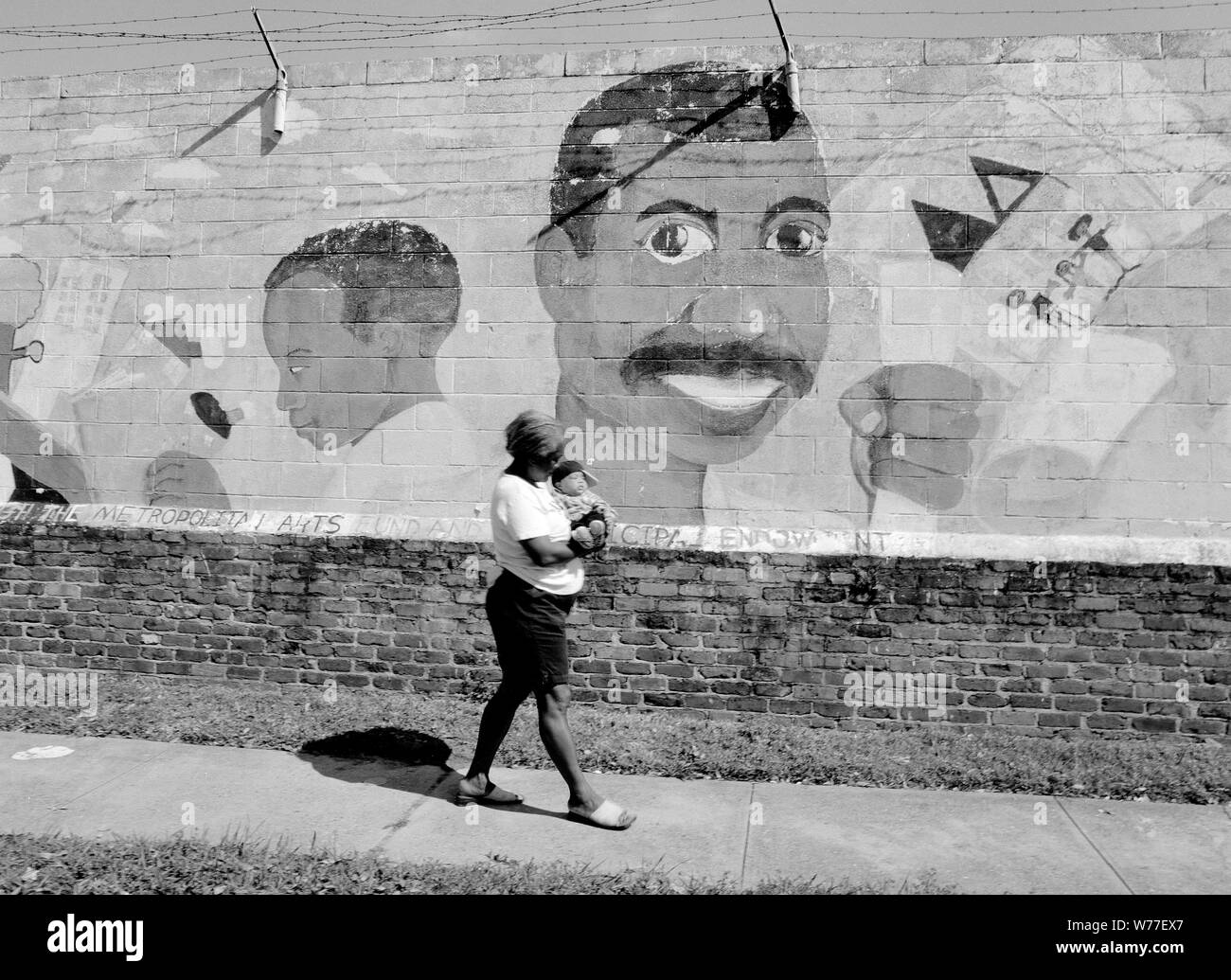 Une femme et enfant passer une peinture murale de quartier à la Nouvelle Orléans, Louisiane Description physique : 1 la transparence : n&b ; 4 x 5 in. ou moins. Notes : Titre, date et mots-clés fournis par le photographe. ; Digital image produite par Carol M. Highsmith pour représenter son film original de la transparence ; certains détails peuvent différer entre le film et les images numériques. ; fait partie de la série sélectionne dans le Carol M. Highsmith Archive. ; et l'achat de cadeaux ; Carol M. Highsmith ; 2011 ; (DLC/PP-2011:124). ; Banque D'Images