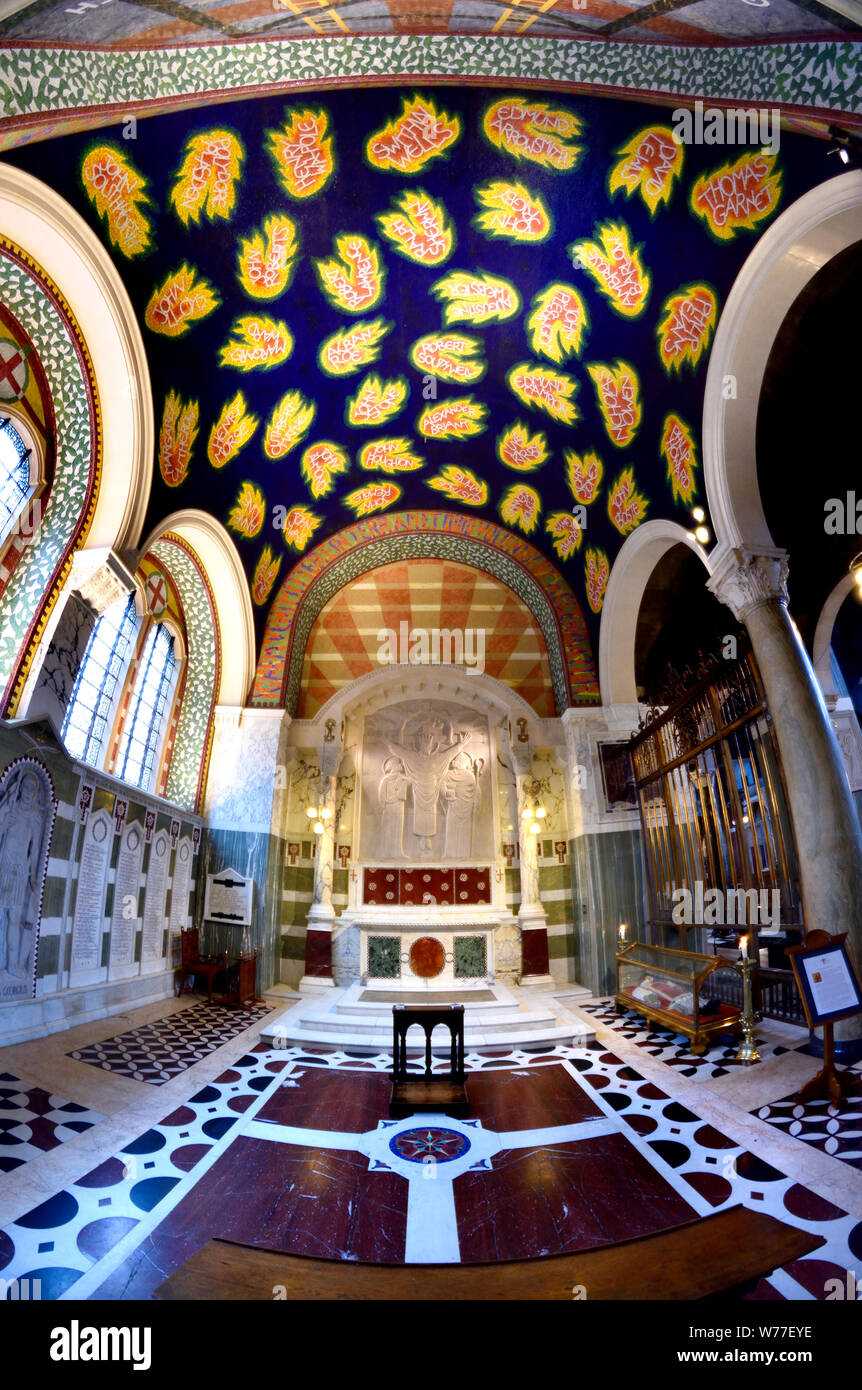 Londres, Angleterre, Royaume-Uni. La cathédrale catholique de Westminster (1903) : l'intérieur. Chapelle de St George et les Martyrs anglais. Mosaïques de Tom Philips : 2016 Banque D'Images