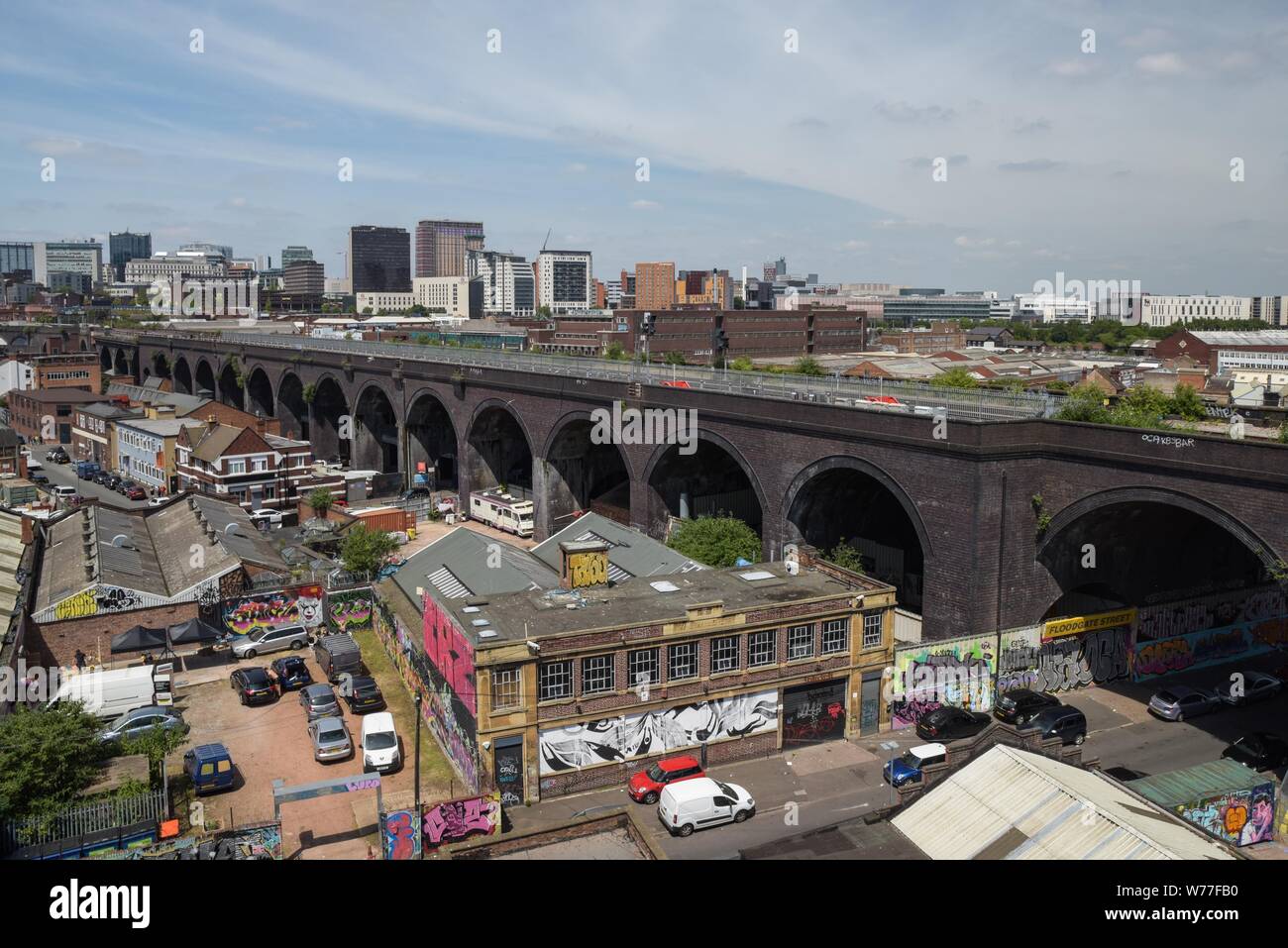 Birmingham, West Midlands, juillet 2019. Birmingham City Centre skyline de Digbeth vers les arènes et la rotonde. La ligne de chemin de fer sur la droite continue jusqu'à la station Moor Street qui sera reliée à HS2. Crédit : arrêtez Press Media/Alamy Live News Banque D'Images