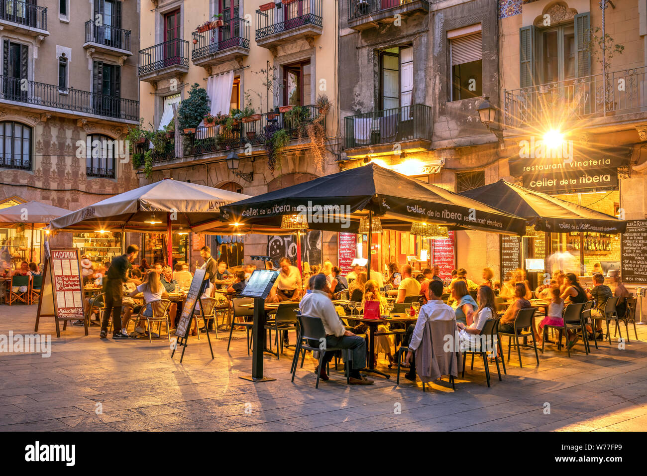 Restaurant de tapas en plein air sur une petite place du quartier de Born, Barcelone, Catalogne, Espagne Banque D'Images
