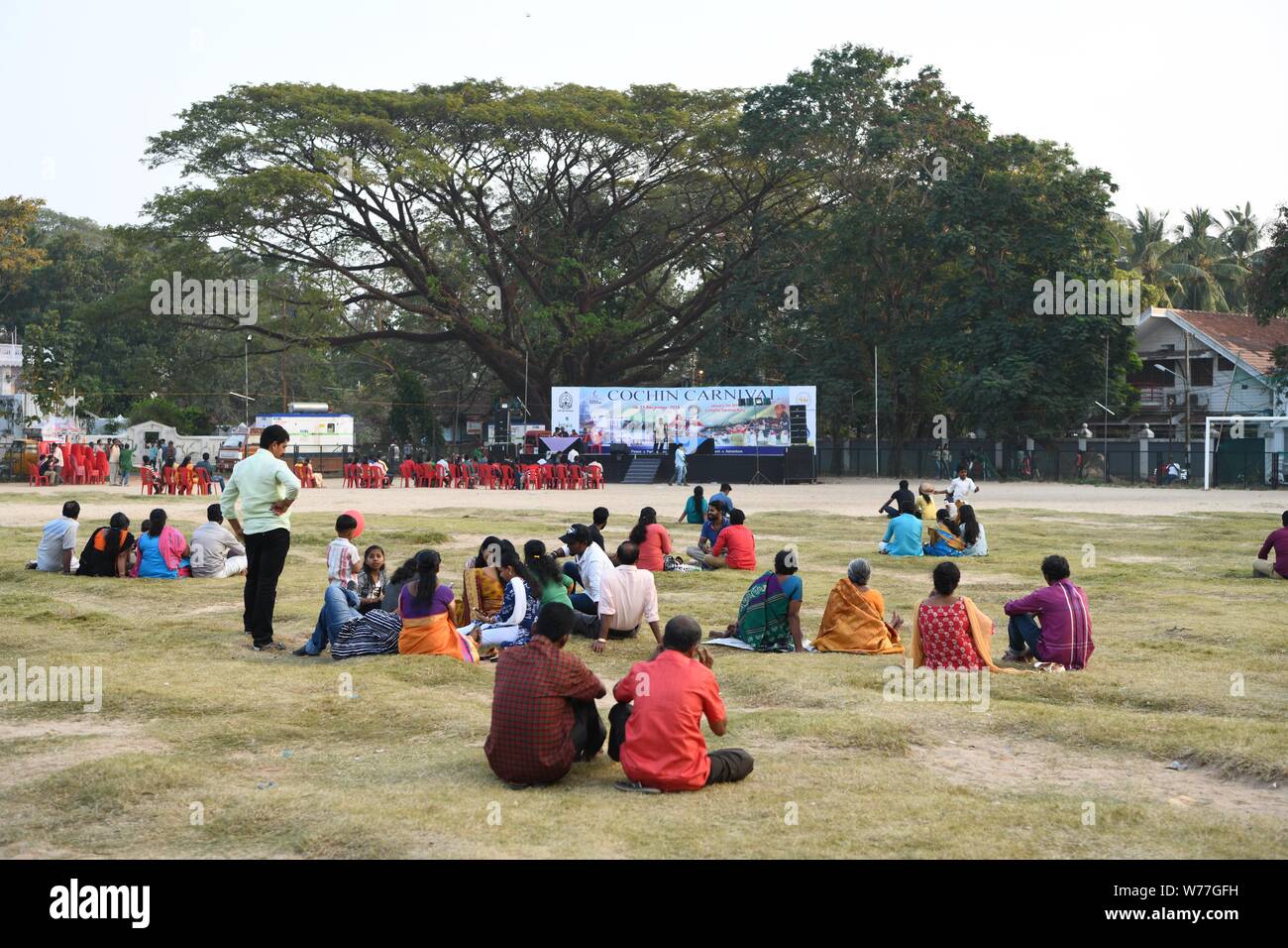 La foule se rassemble et attend le jour de l'an 2019 Défilé pour arriver à la place d'armes à Fort Kochi, Kerala, Inde Banque D'Images