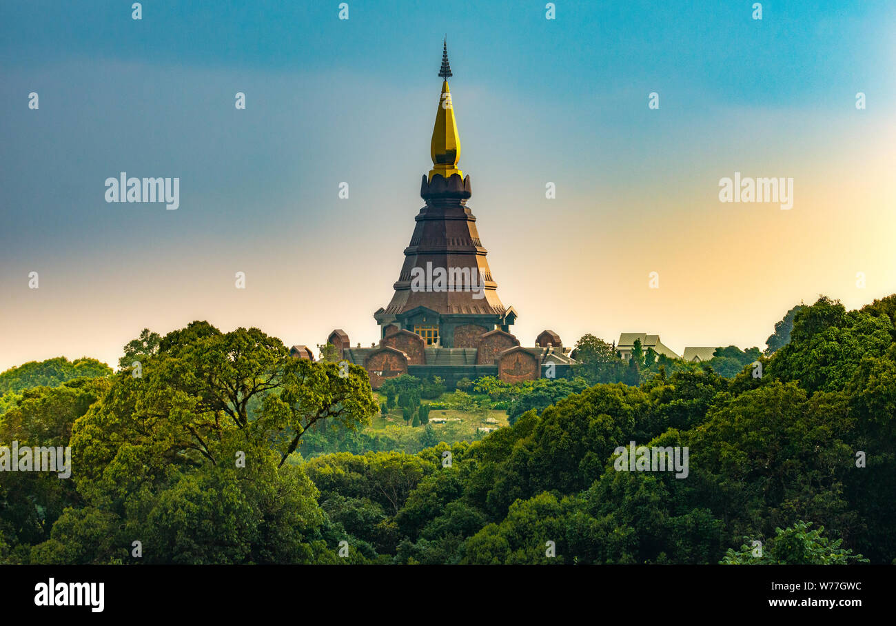 Les Stupas Royal dédié à Sa Majesté le Roi et la Reine de Thaïlande au coucher du soleil dans le parc national de Doi Inthanon près de Chiang Mai en Thaïlande. Phra M Banque D'Images