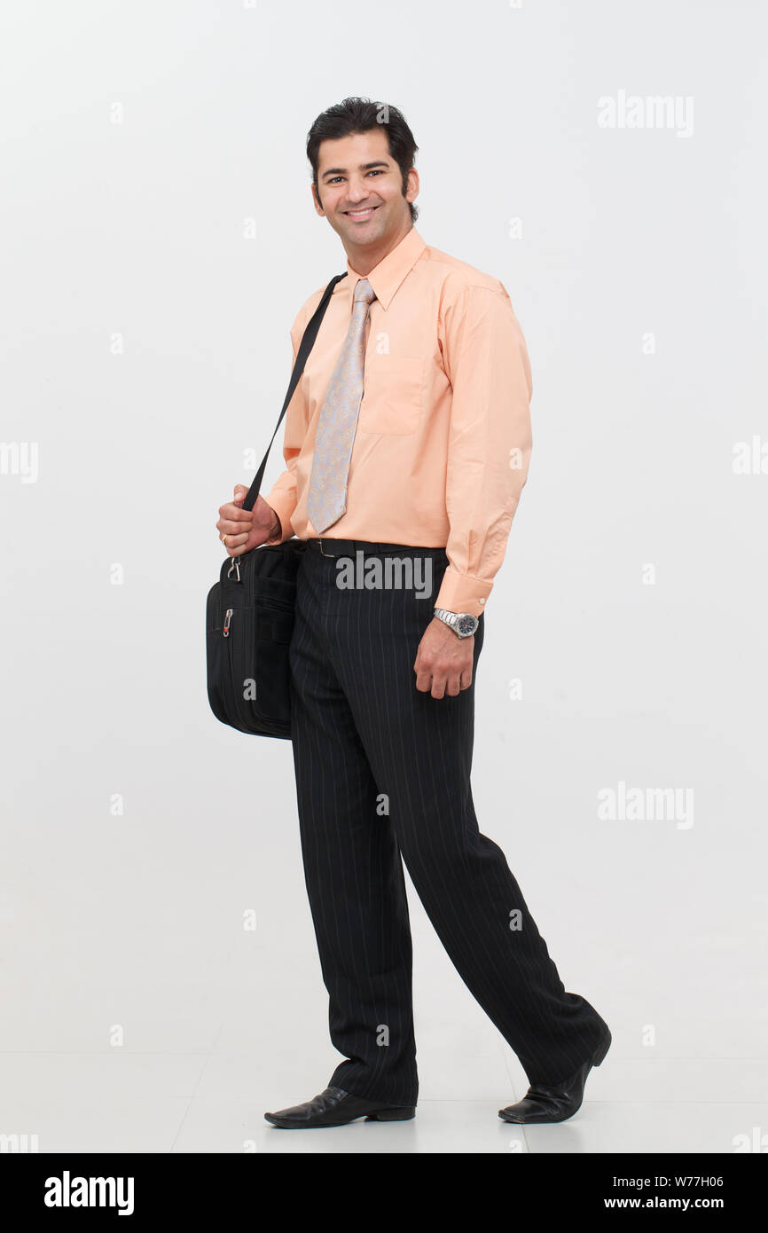 Businessman walking avec sac Banque D'Images