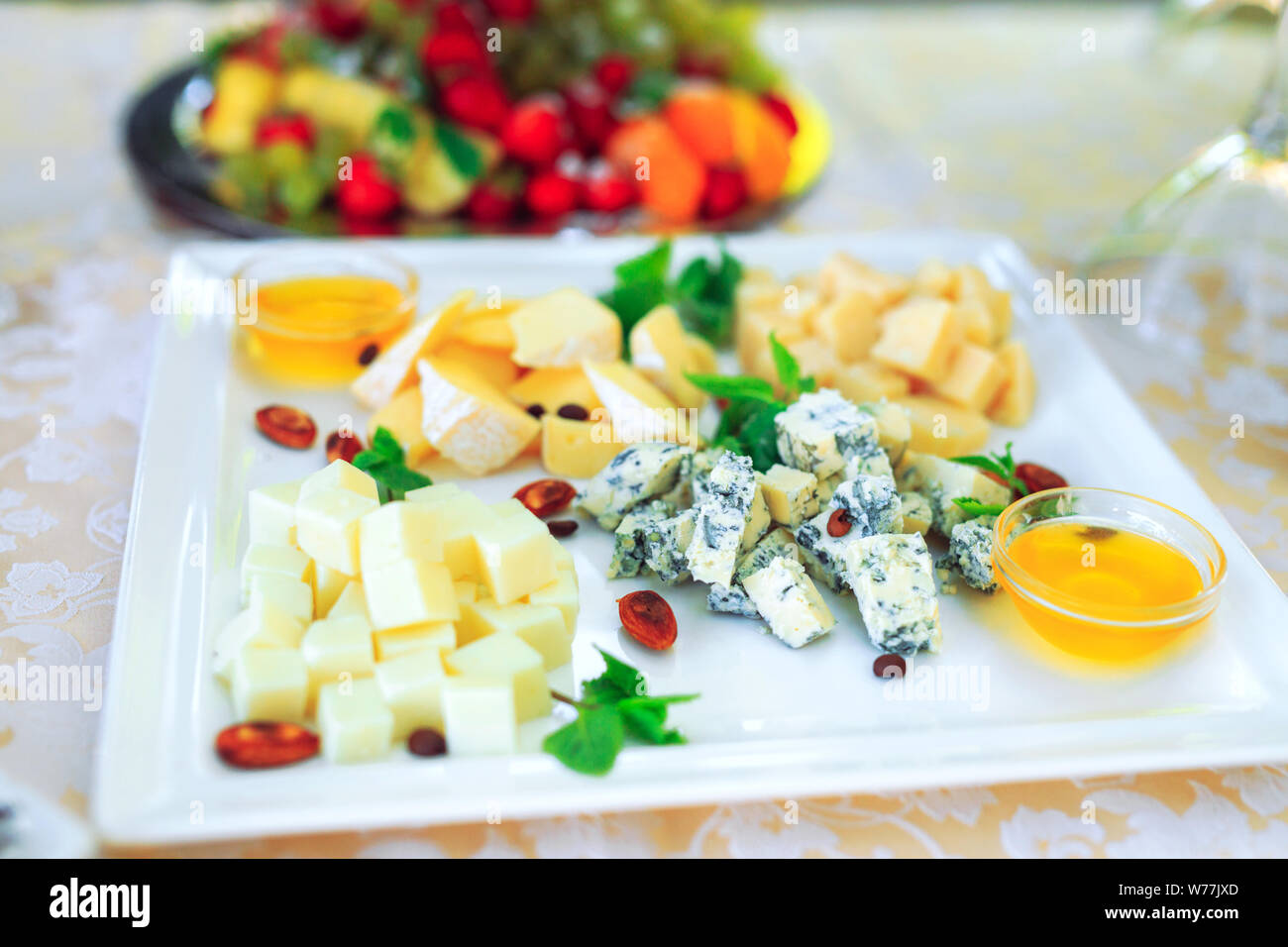 Assortiment de différents types de fromage avec du miel Banque D'Images
