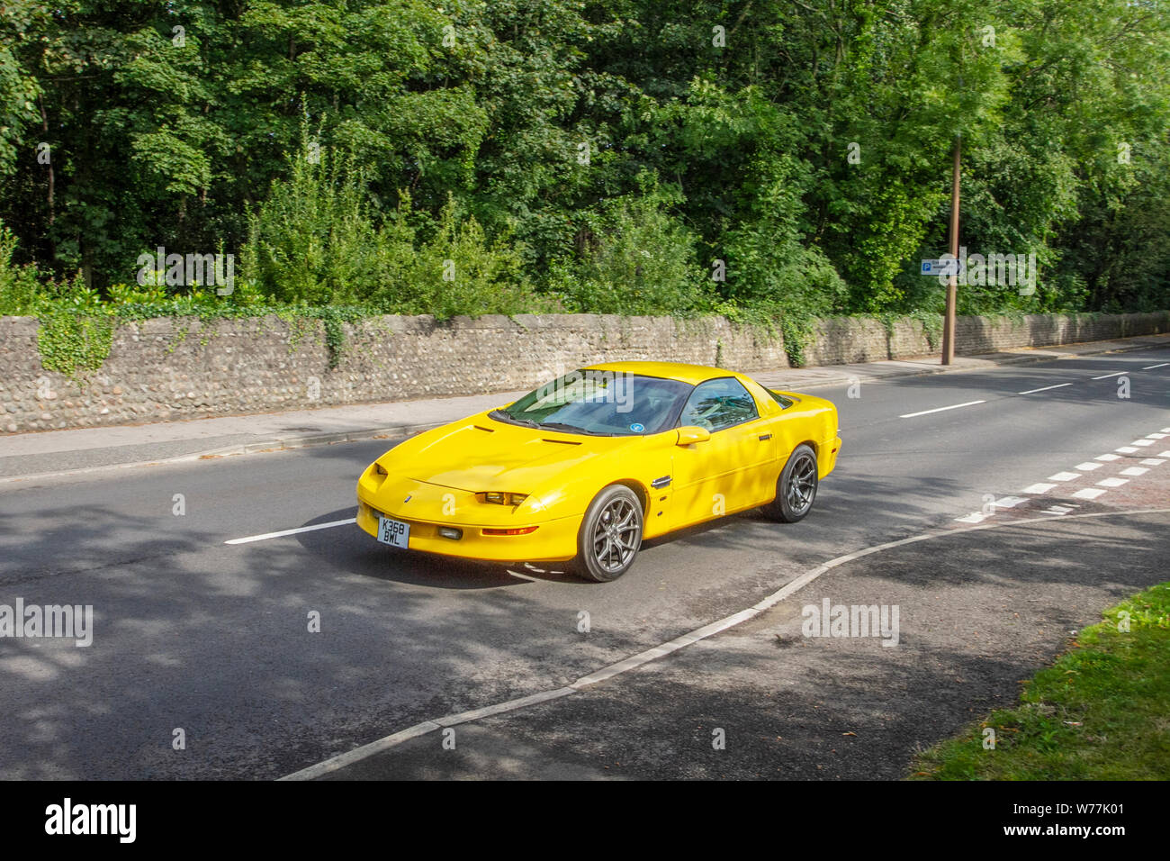 1993 jaune années 1990 Chevrolet GMC Camaro en route vers Lytham Hall  classique de collection de transport festival de véhicules. Le Festival des  transports présentera une gamme variée de véhicules classiques, vintage