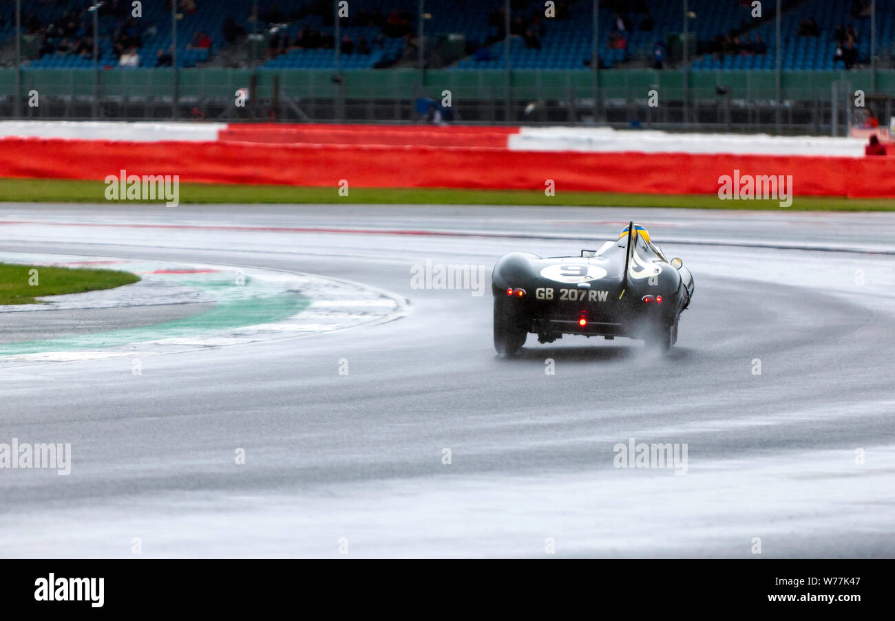 Vue arrière d'un 1955, Jaguar D-Type à Brooklands corner, au cours de la RAC Woodcote Trophy pour le pré '56 voitures de sport, à la 2019 Silverstone Classic Banque D'Images