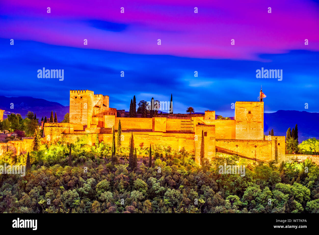 Granada, Espagne. Alhambra illuminé de nuit avec l'Alcazaba, monument de voyage en Andalousie. Banque D'Images