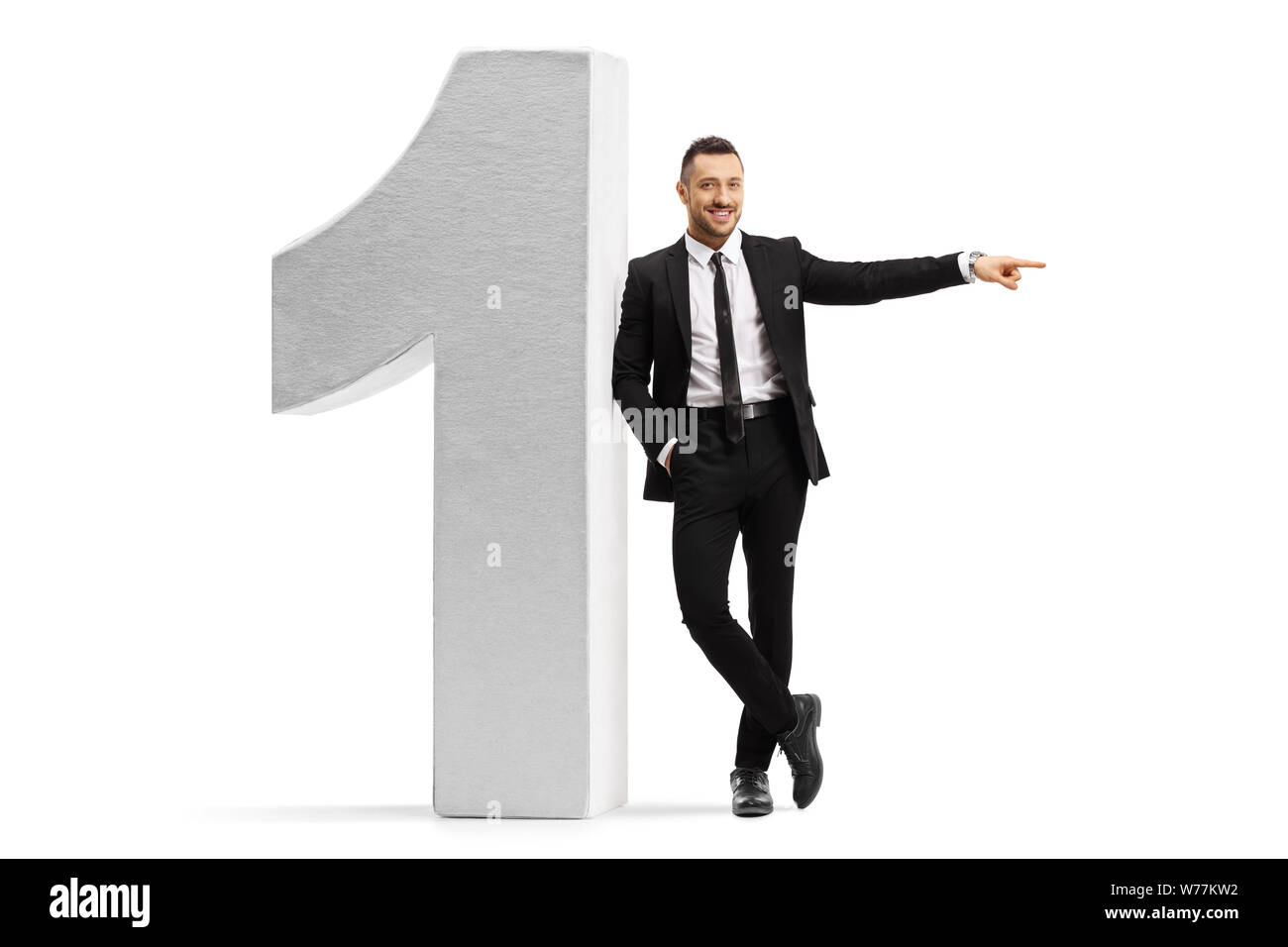 Portrait of a young businessman leaning on a un grand nombre et en pointant sur le côté isolé sur fond blanc Banque D'Images