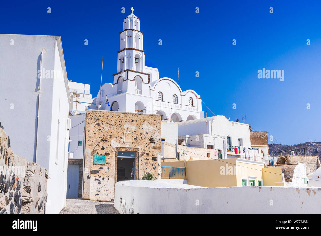 Pyrgos, Santorin. Célèbre attraction de village blanc avec des rues pavées, Îles Cyclades grecques de la mer Égée, de la Grèce. Banque D'Images