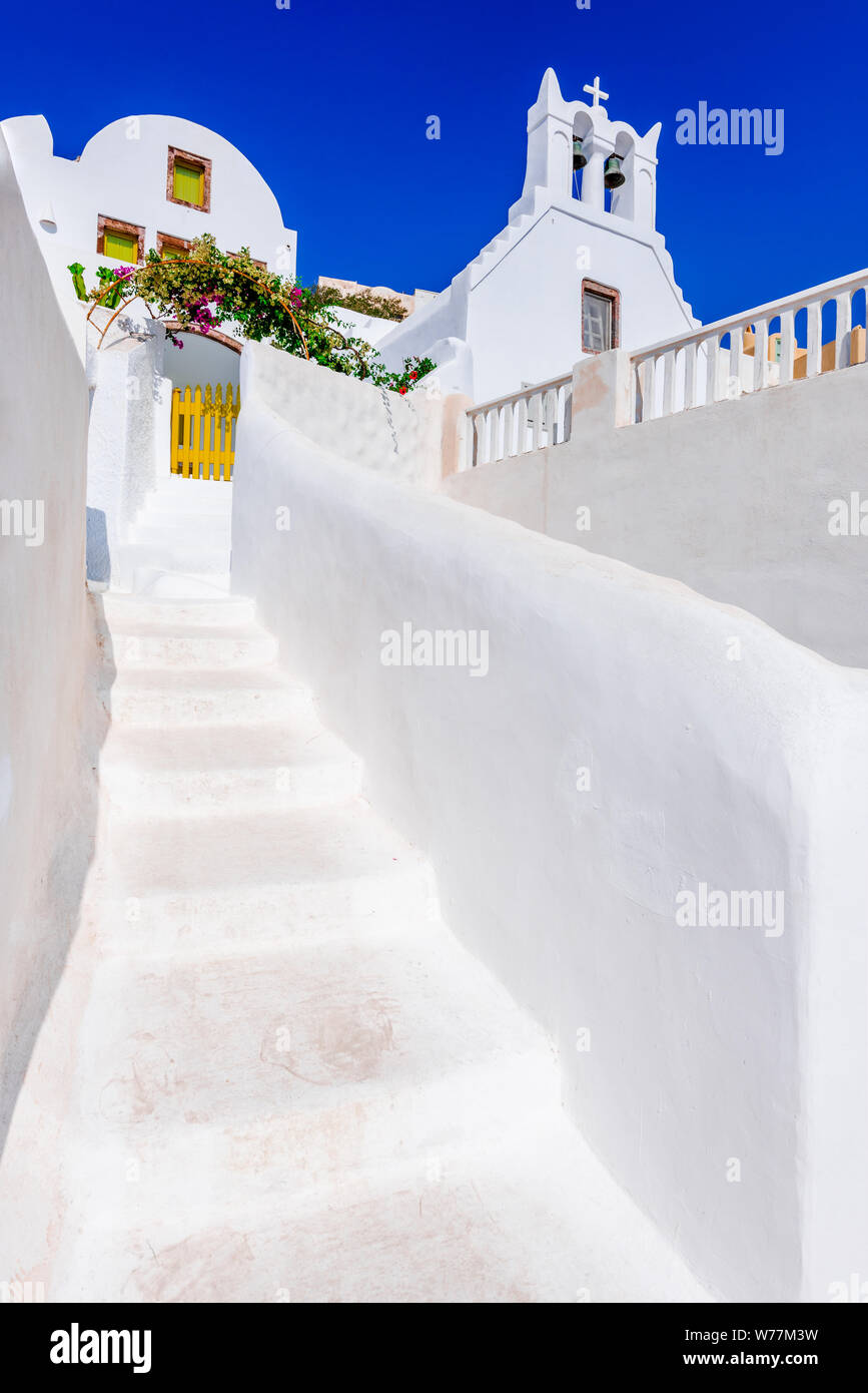 Pyrgos, Santorin. Célèbre attraction de village blanc avec des rues pavées, Îles Cyclades grecques de la mer Égée, de la Grèce. Banque D'Images
