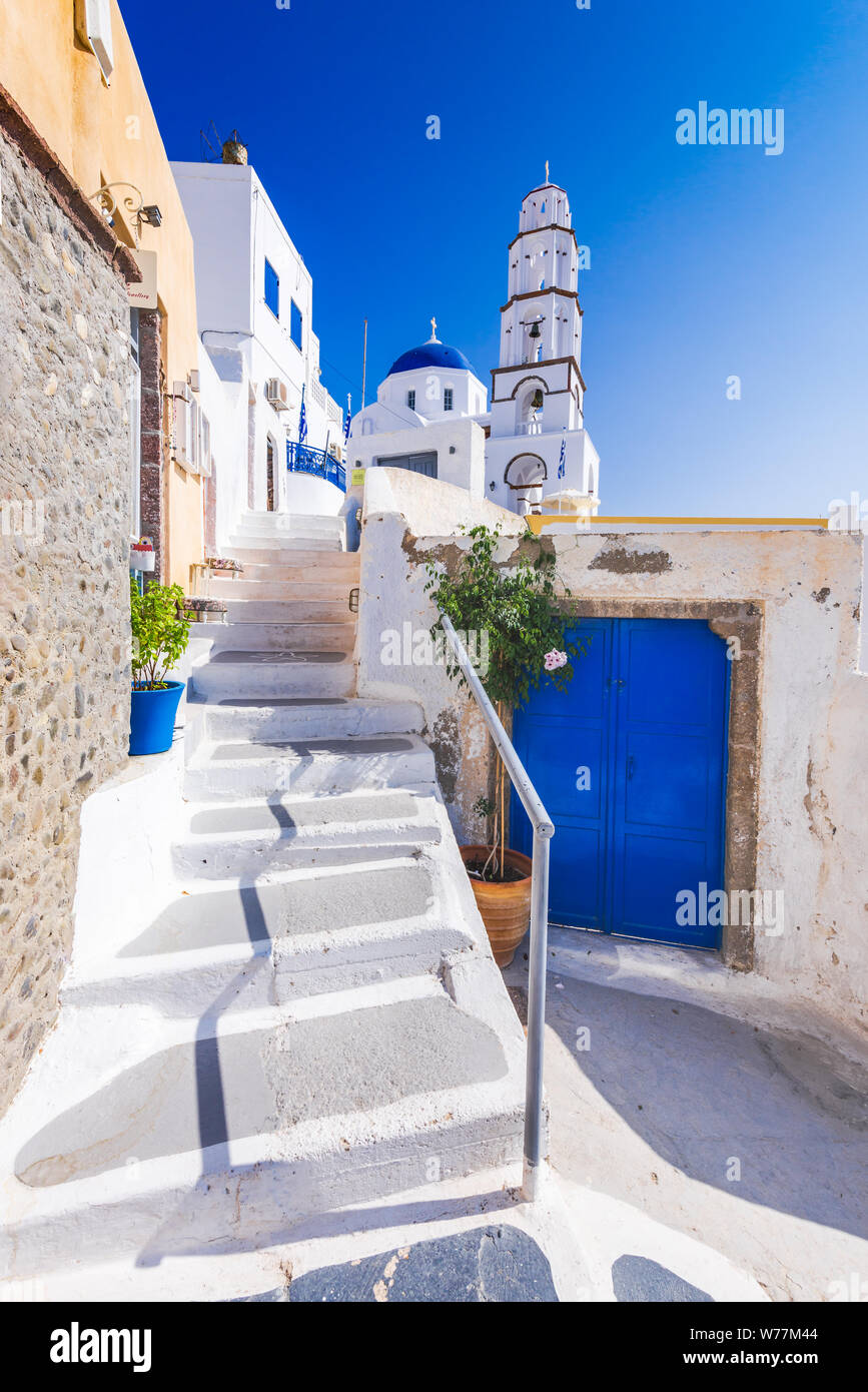 Pyrgos, Santorin. Célèbre attraction de village blanc avec des rues pavées, Îles Cyclades grecques de la mer Égée, de la Grèce. Banque D'Images