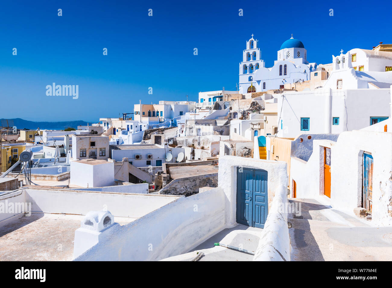 Pyrgos, Santorin, Grèce. Célèbre attraction de village blanc avec des rues pavées, Îles Cyclades, Grèce mer Egéé. Banque D'Images