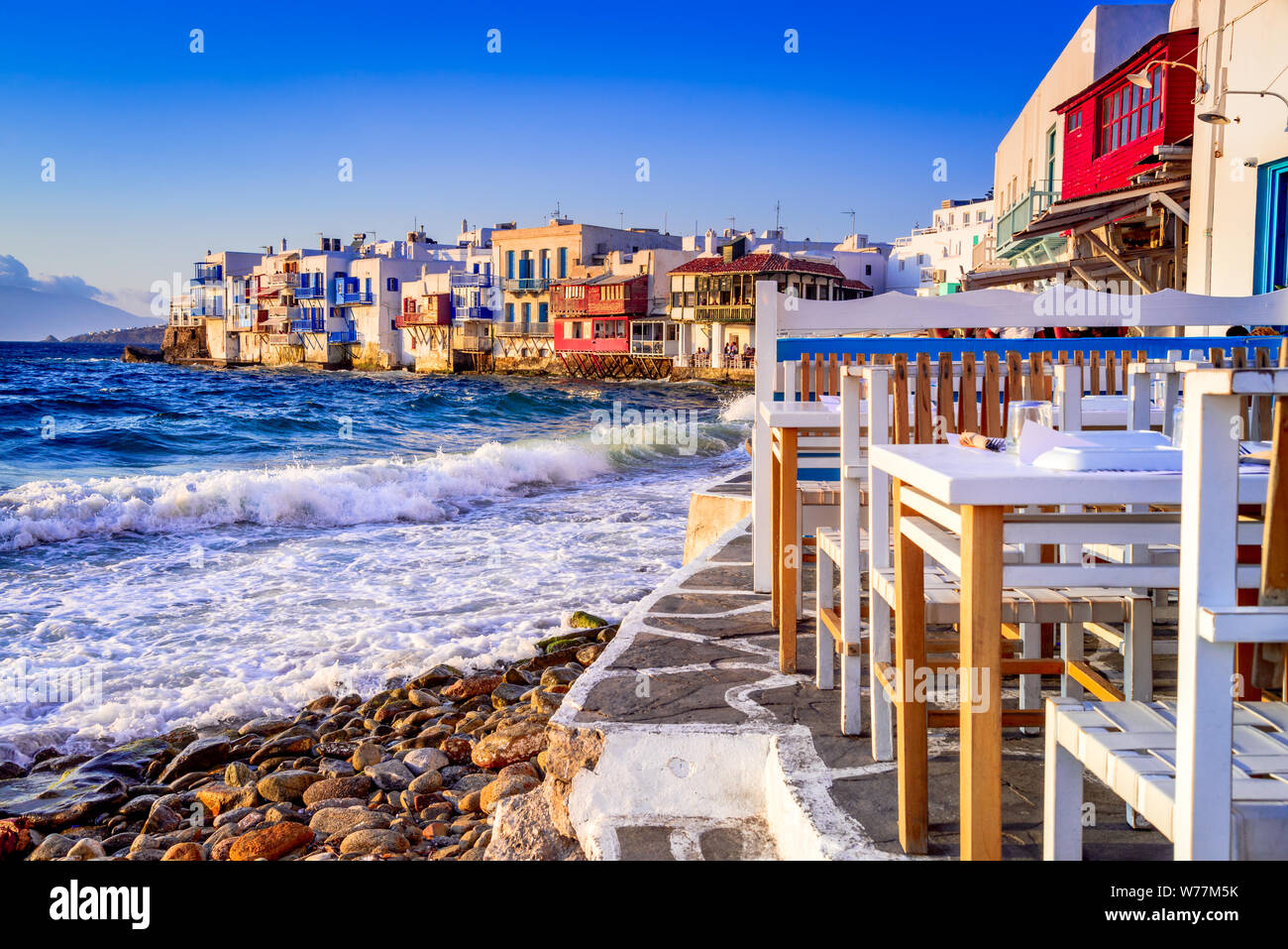 Mykonos, Grèce. Maisons au bord de la Petite Venise, considéré comme l'un des endroits les plus romantiques sur les îles des Cyclades. Banque D'Images