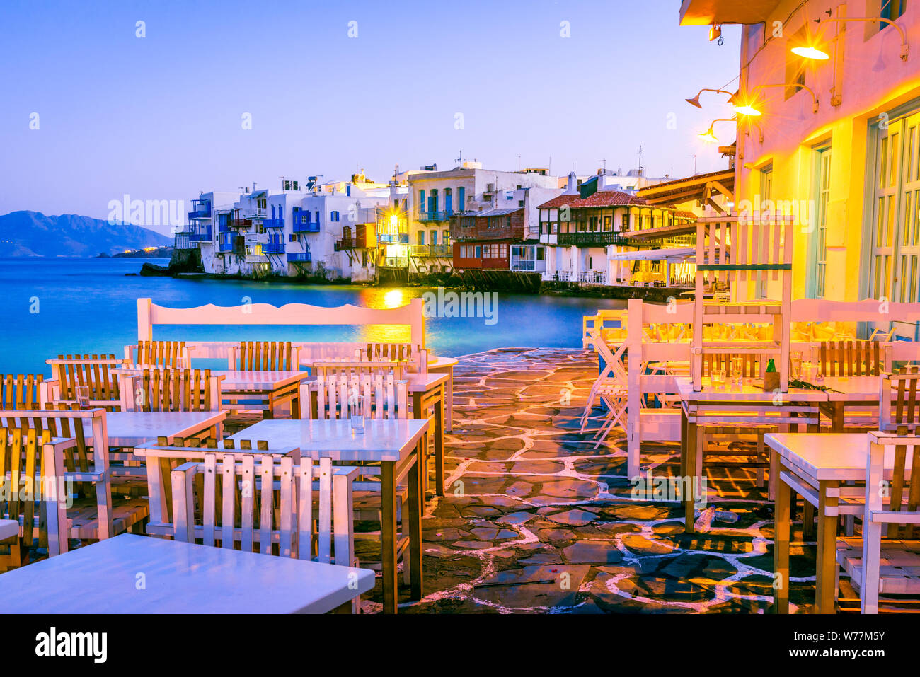 Mykonos, Grèce. Maisons au bord de la Petite Venise, considéré comme l'un des endroits les plus romantiques sur les îles des Cyclades. Banque D'Images