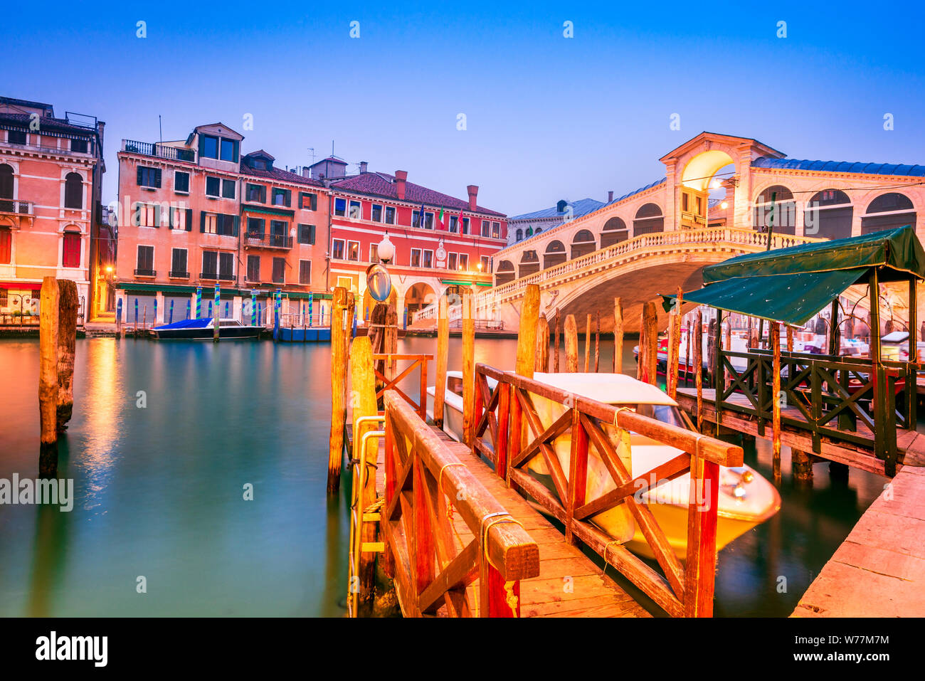 Venite, Italie - Nuit image avec Ponte di Rialto, le plus ancien pont enjambant le Grand Canal, Venise. Banque D'Images