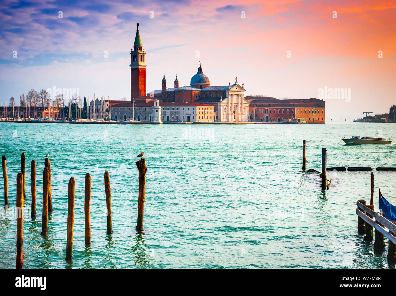 Venise, Italie. Lever du soleil sur le Grand Canal, la Piazza San Marco, Mer Adriatique avec la Basilique de San Giorgio Maggiore di. Banque D'Images