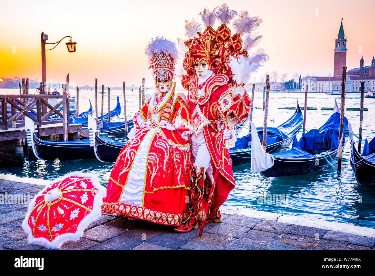 Carnaval de Venise, beau masque à Piazza San Marco avec les gondoles et Grand Canal, Venice, Italie. Banque D'Images