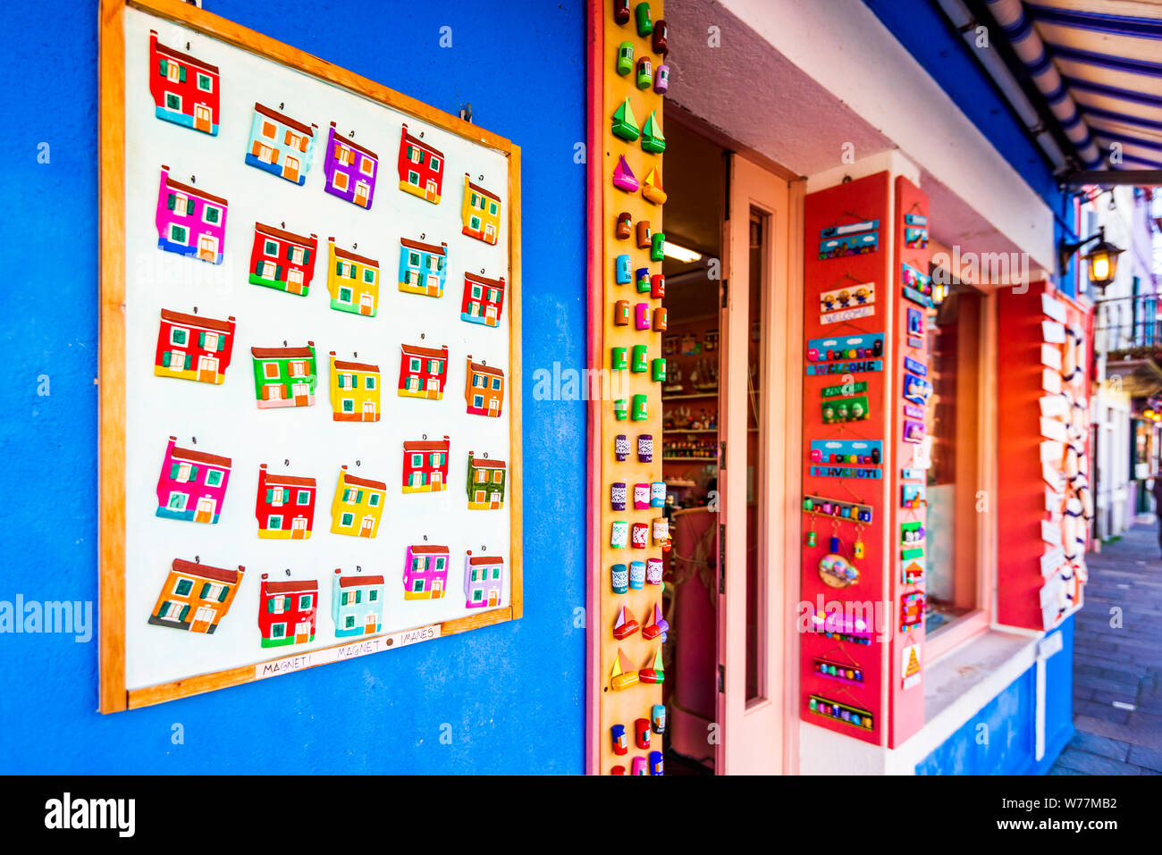 Venise, magasin de souvenirs colorés de Burano, la Vénétie en Italie. Banque D'Images